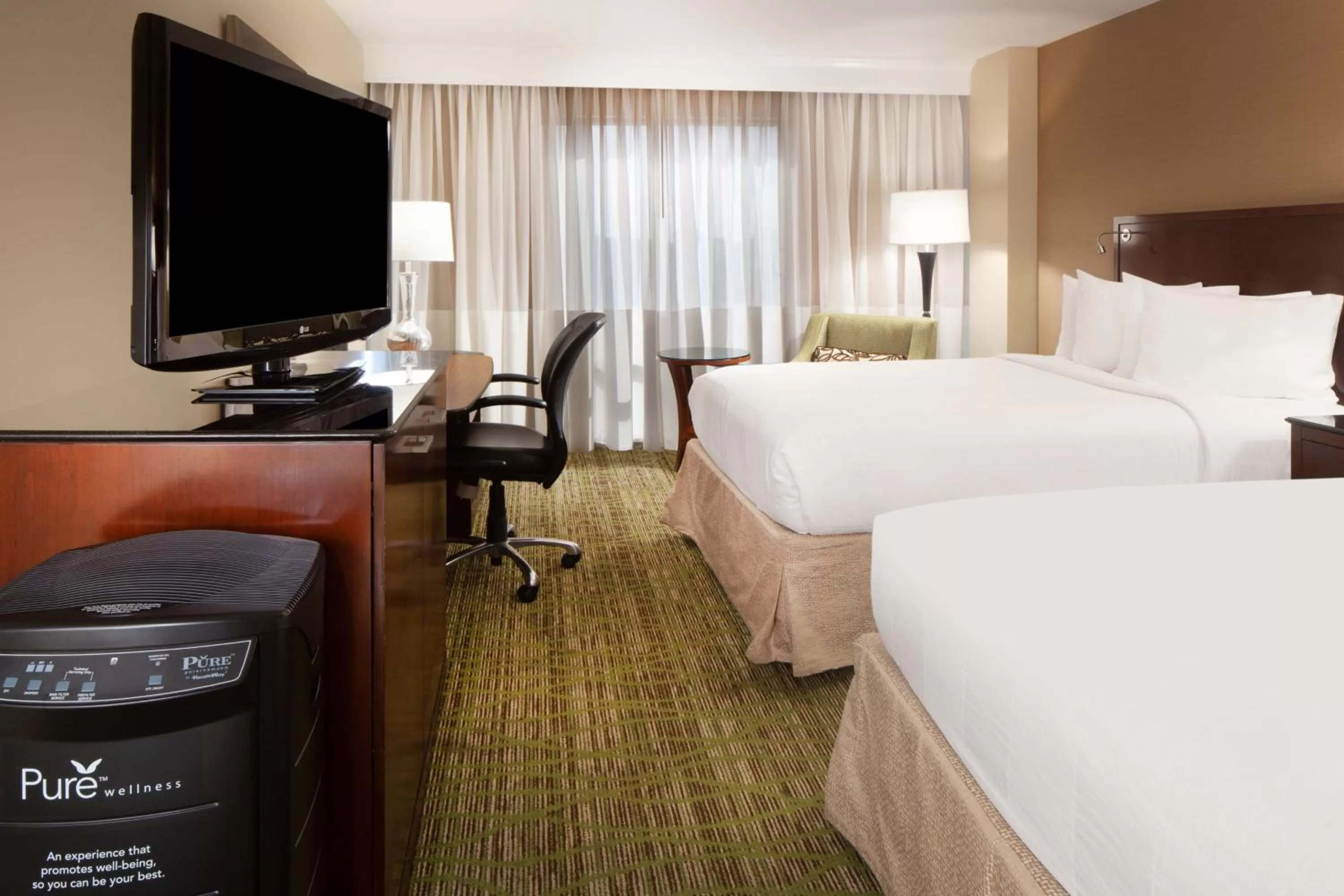 Photo of the whole room, Bed in Marriott Memphis East