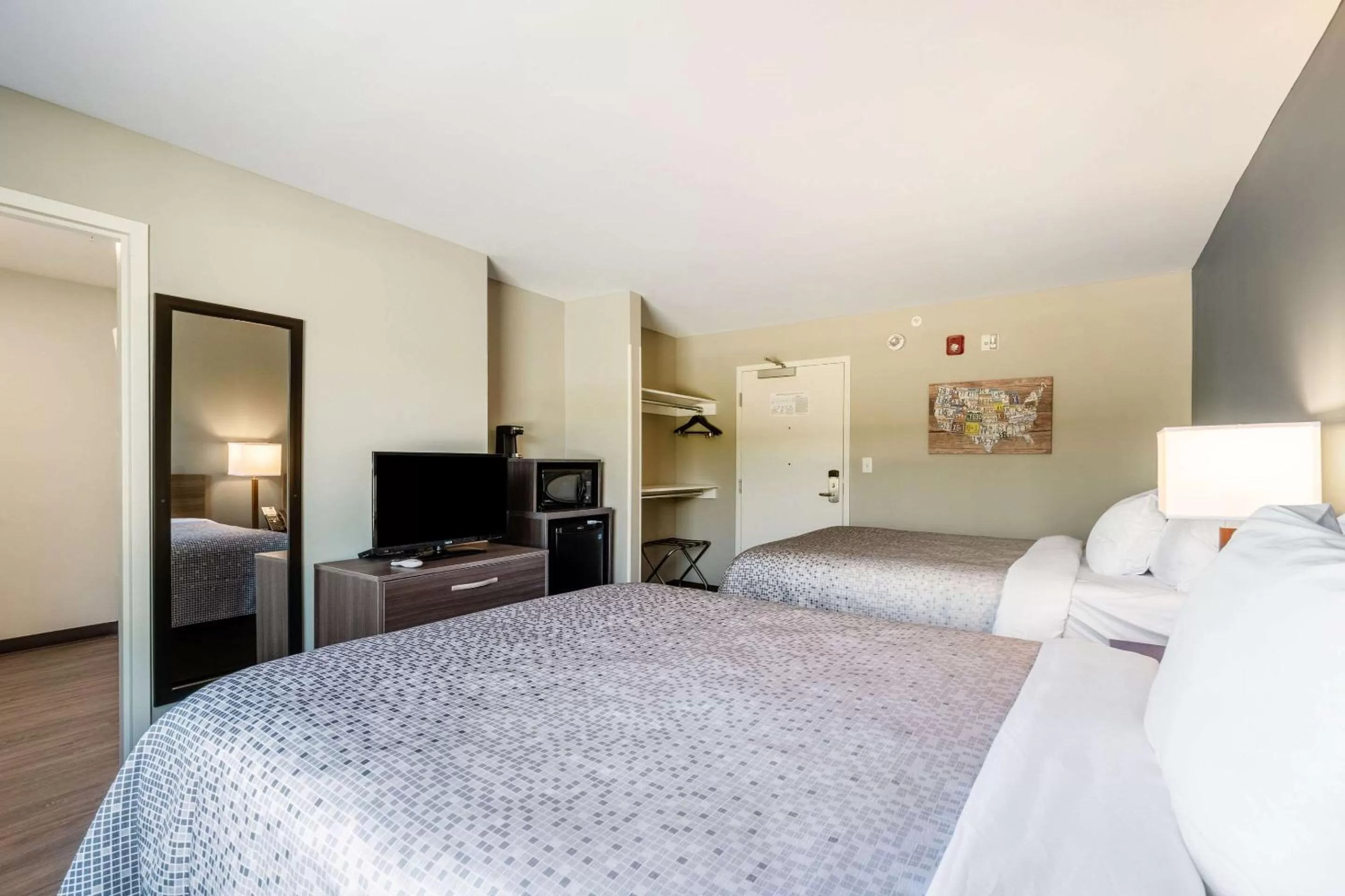 Photo of the whole room, Bed in Econo Lodge Dayton North