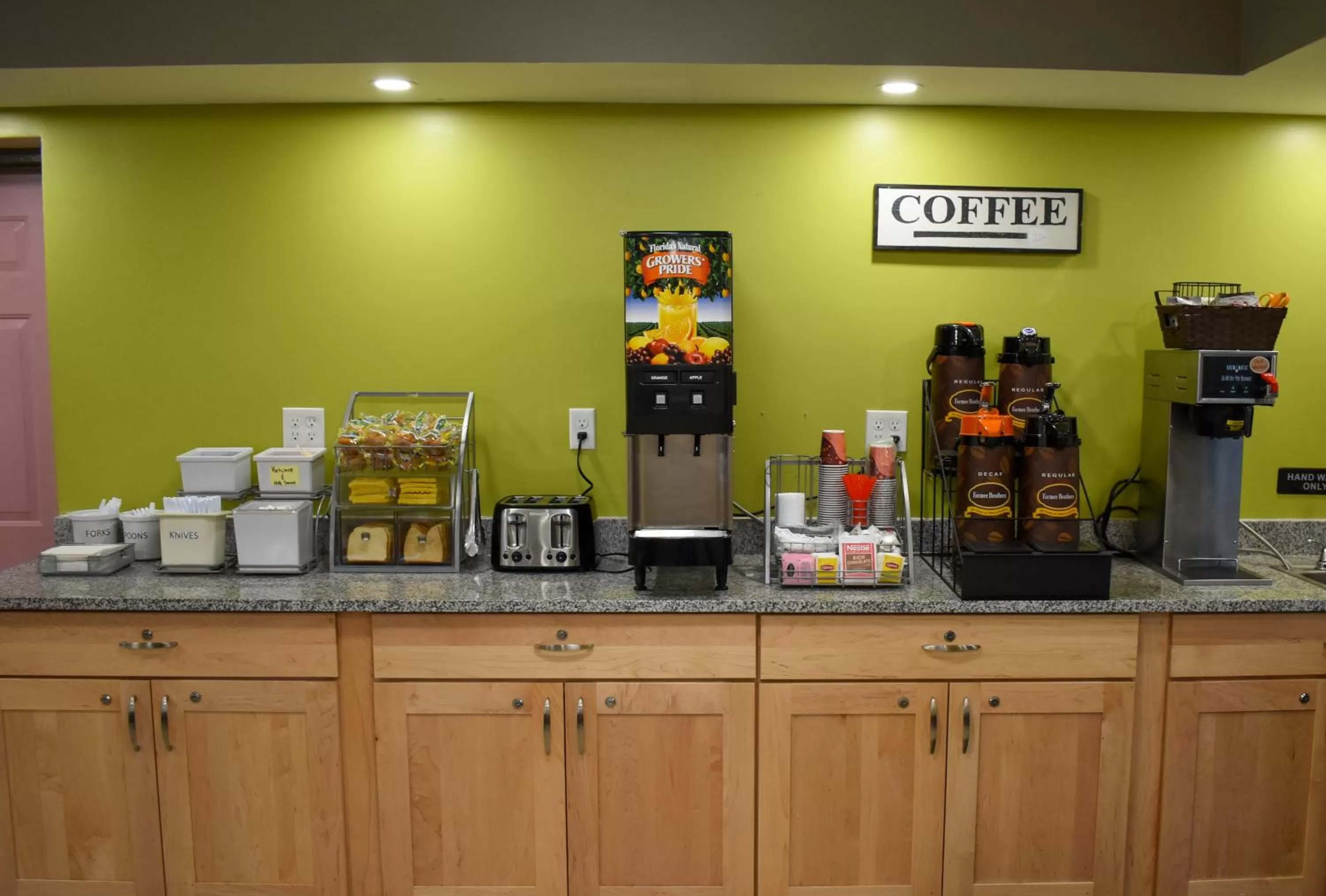 Coffee/tea facilities in Super 8 by Wyndham Branson By Andy Williams Theatre
