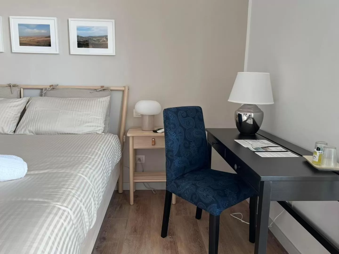 Bedroom, Bed in Garibaldi R&B