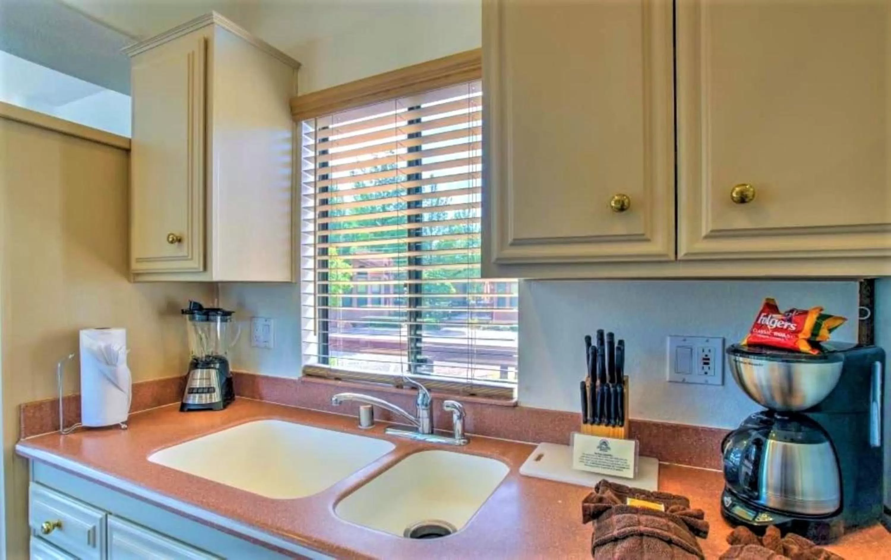 Coffee/tea facilities in Sedona Pines Resort