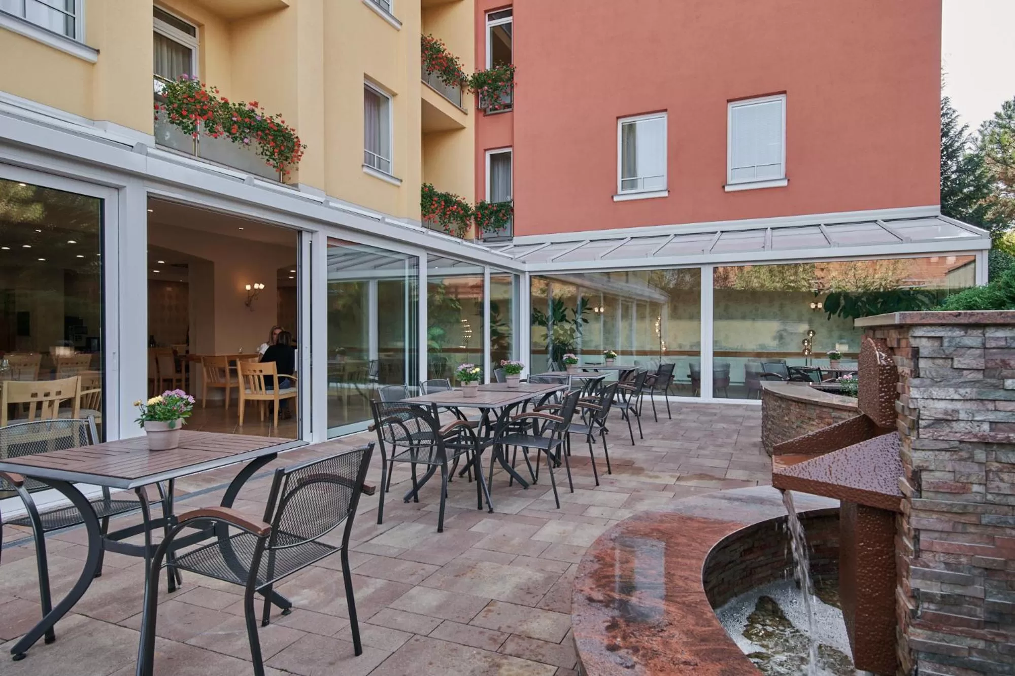 Restaurant/places to eat in Hotel Akademie a depandance Vila Jarmila