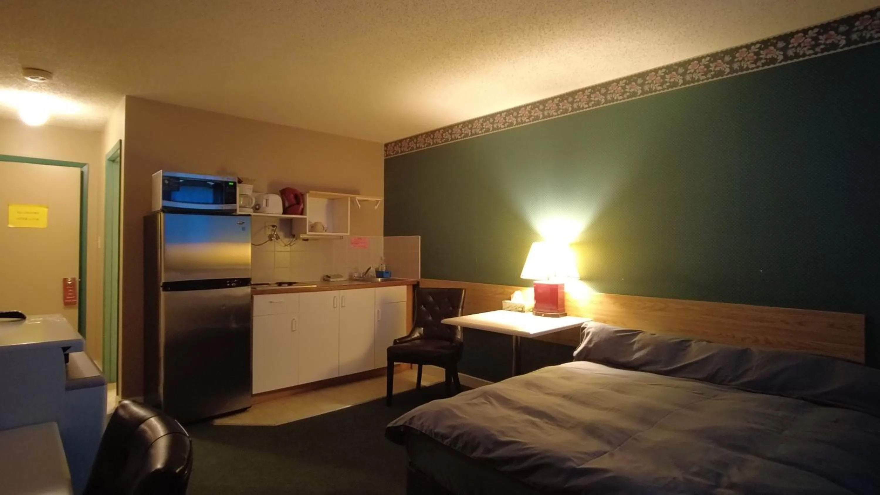 Bed in Sundre Motor Inn