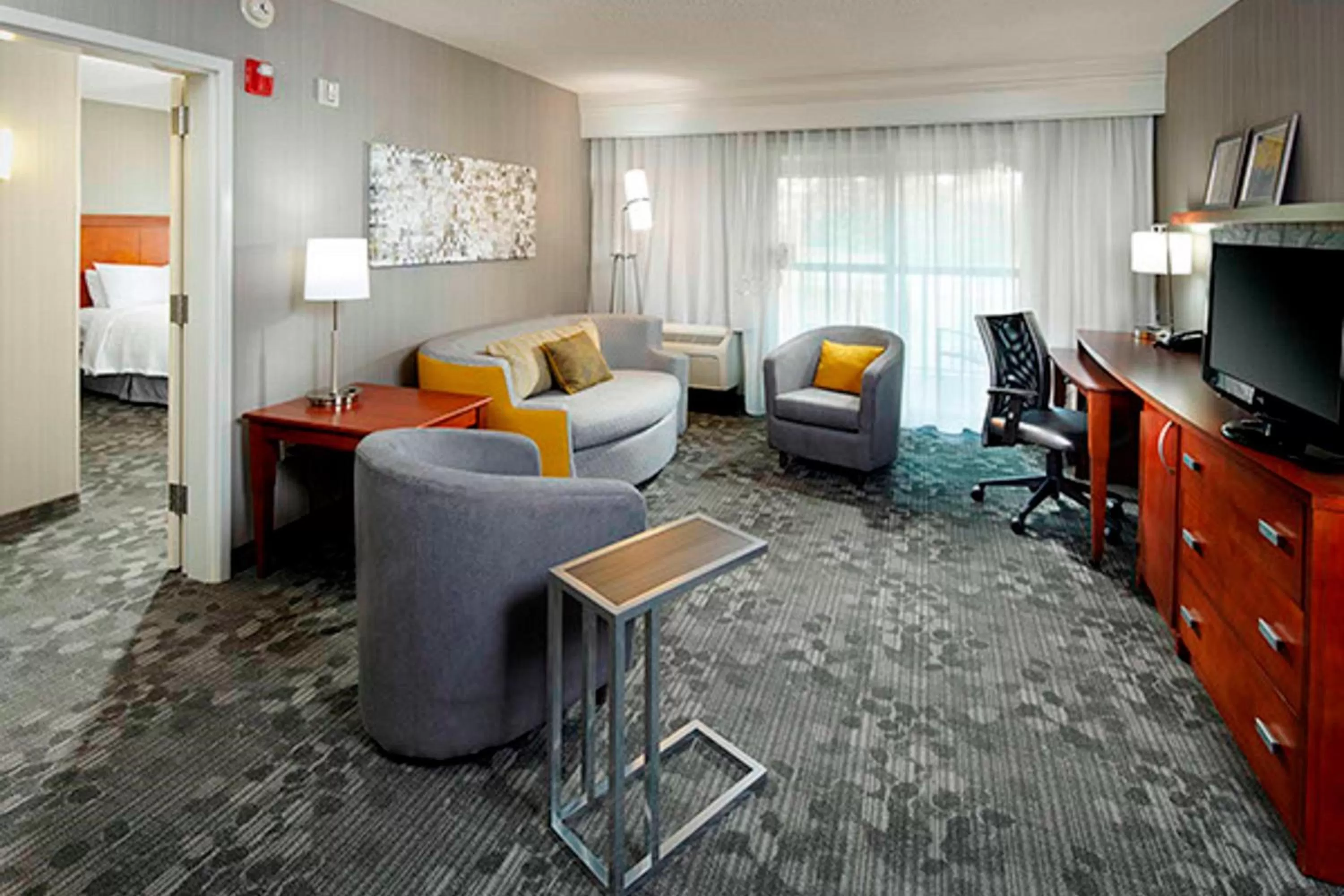 Seating area in Courtyard by Marriott Akron Stow