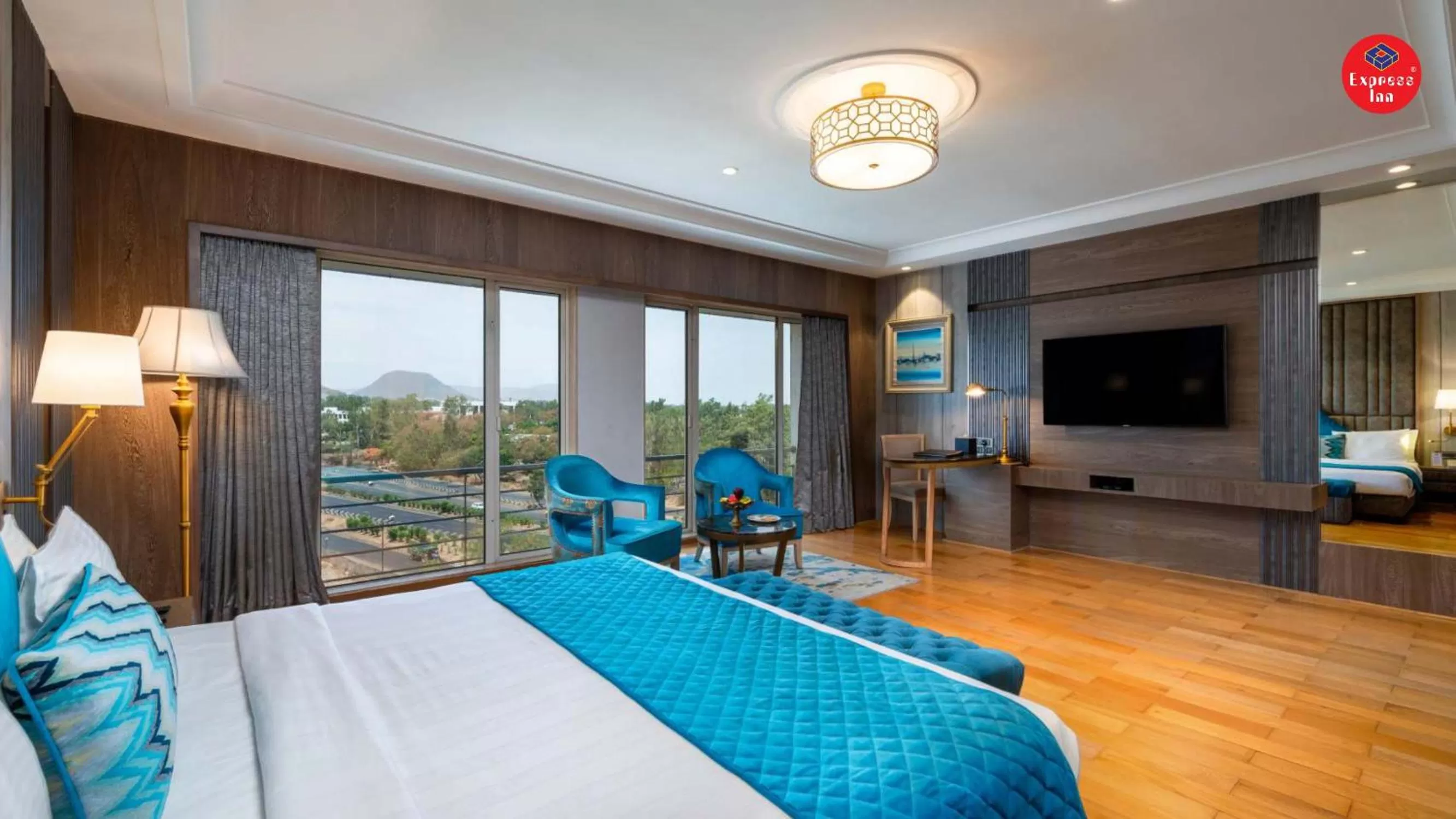 Communal lounge/ TV room, Bed in Express Inn The Business Luxury Hotel