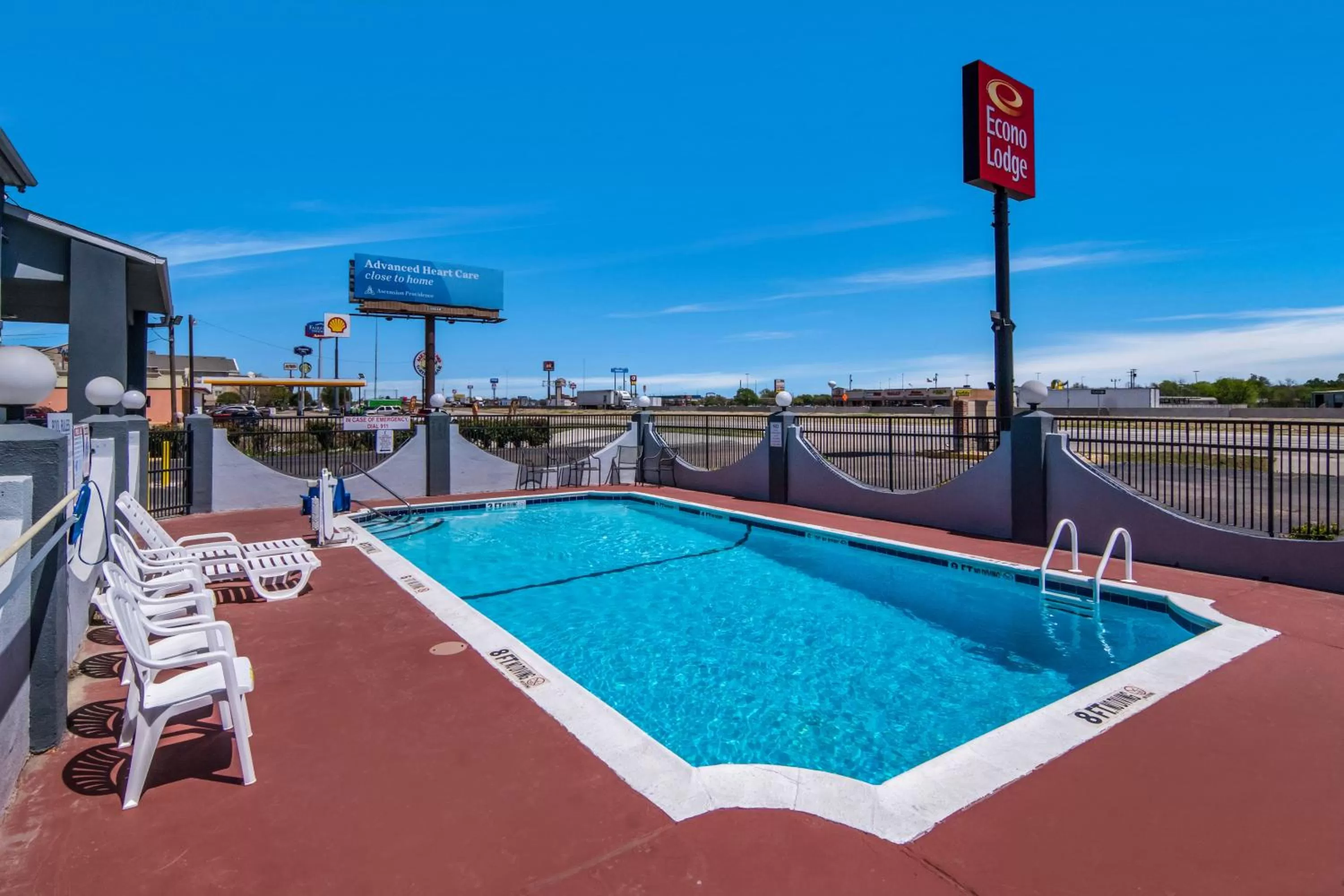 Swimming pool in Econo Lodge Waco North I-35