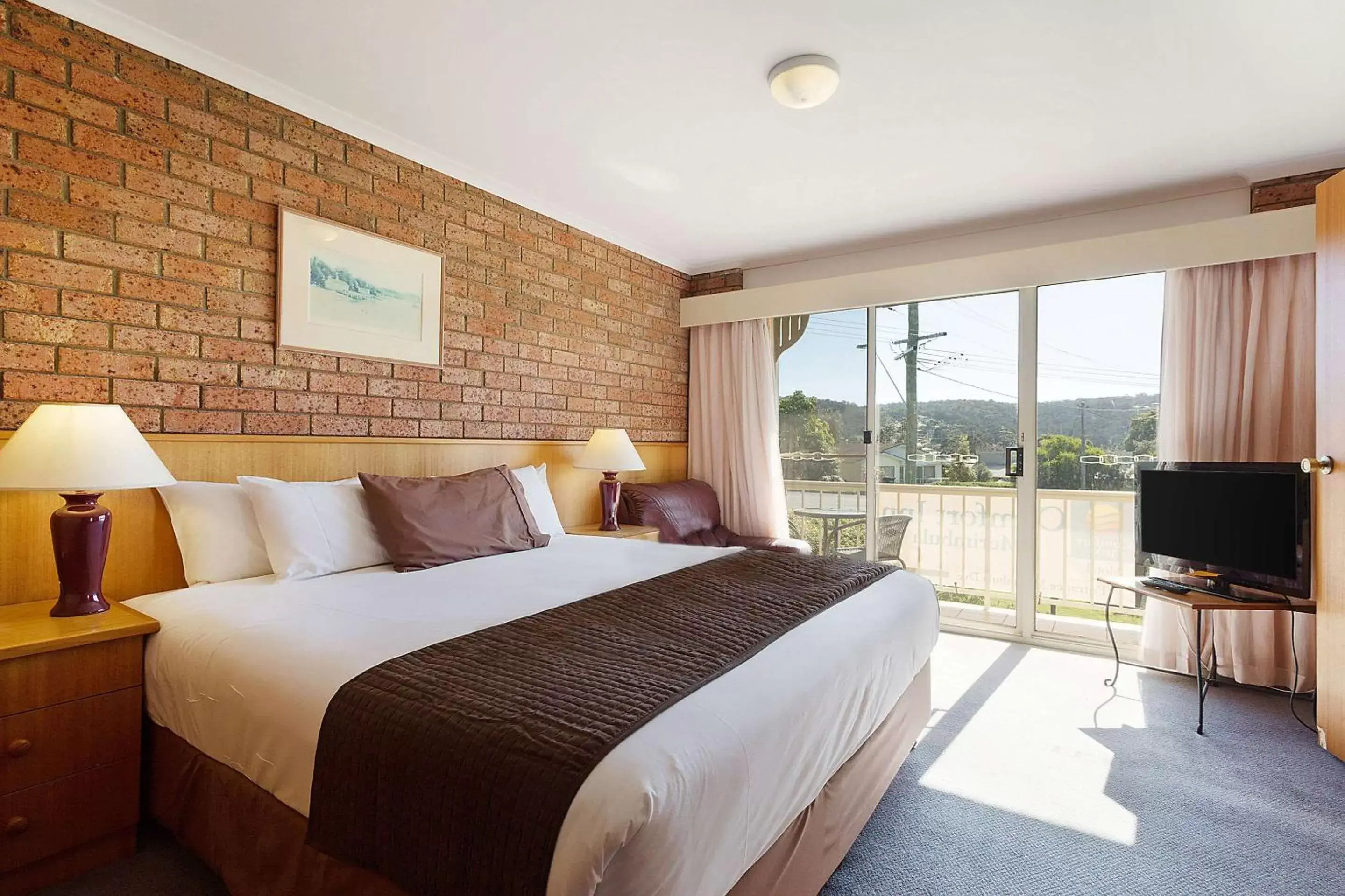 King Room with Spa Bath in Comfort Inn Merimbula King Room with Spa Bath in Comfort Inn Merimbula