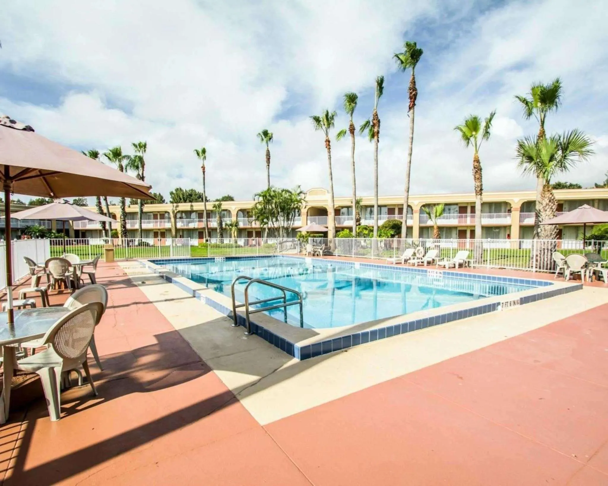 Pool view, Swimming Pool in Econo Lodge Port Canaveral Area