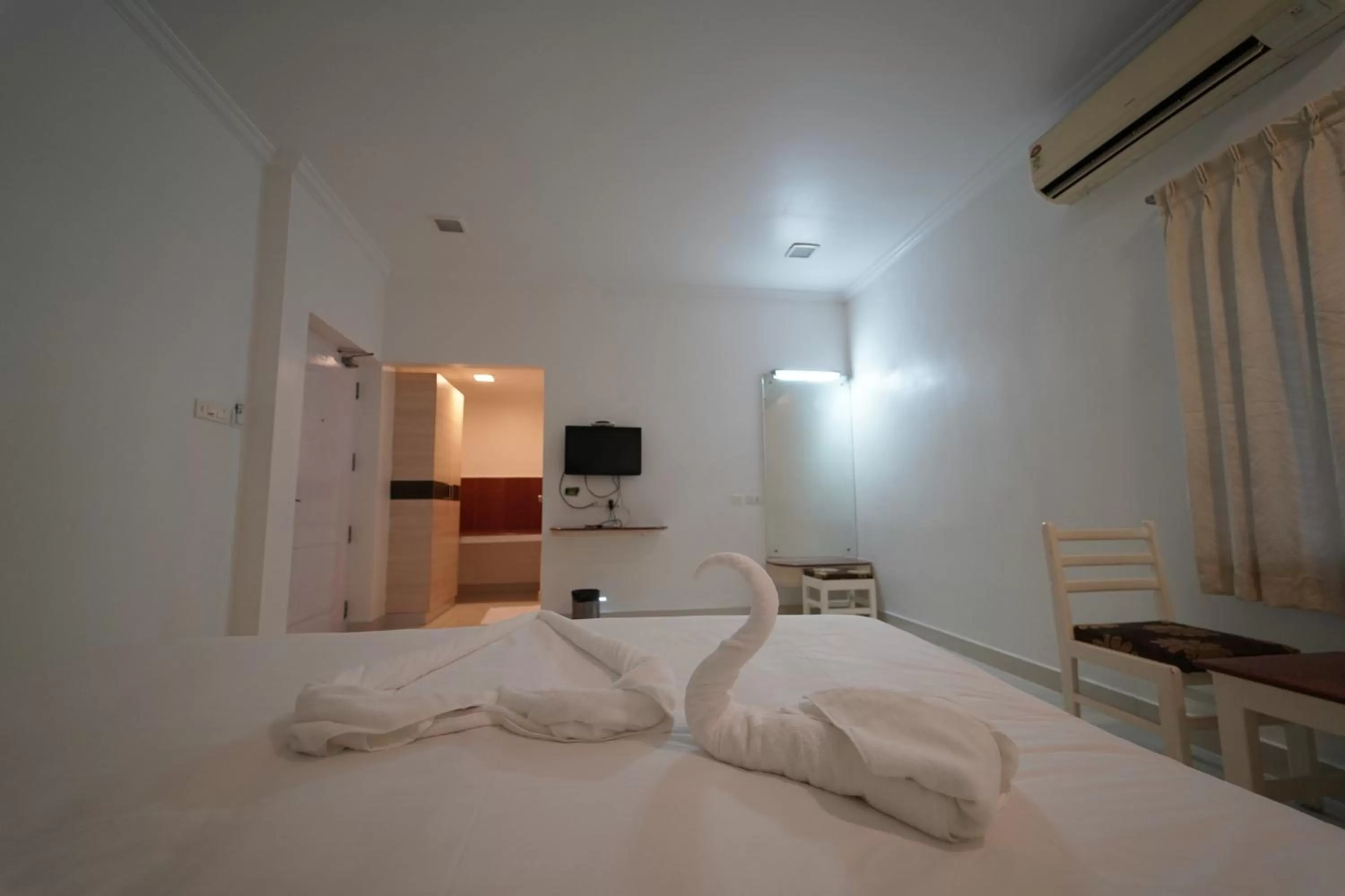 Bed in Hotel Palmyra Grand Inn