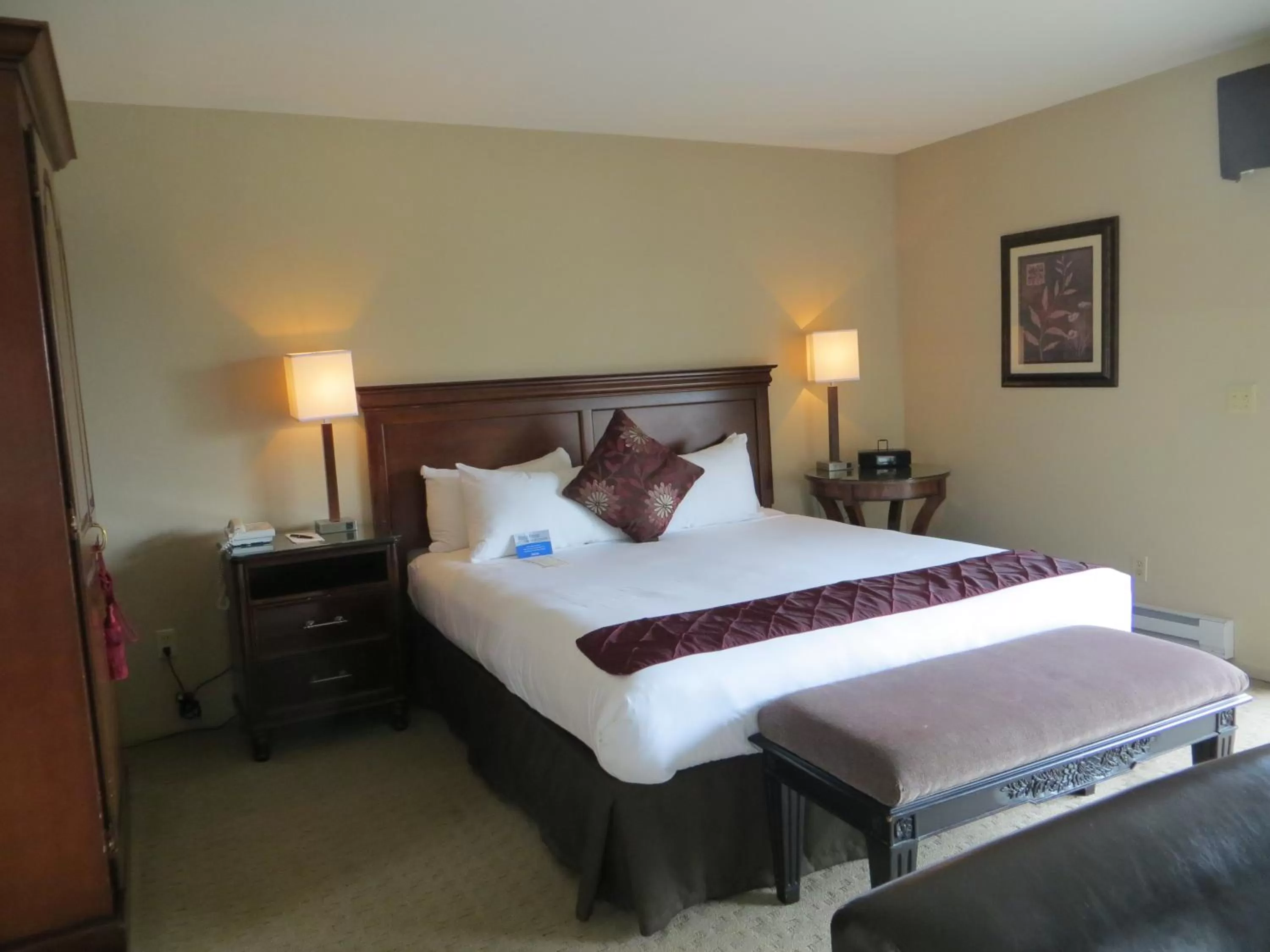 Photo of the whole room, Bed in Adobe Inn