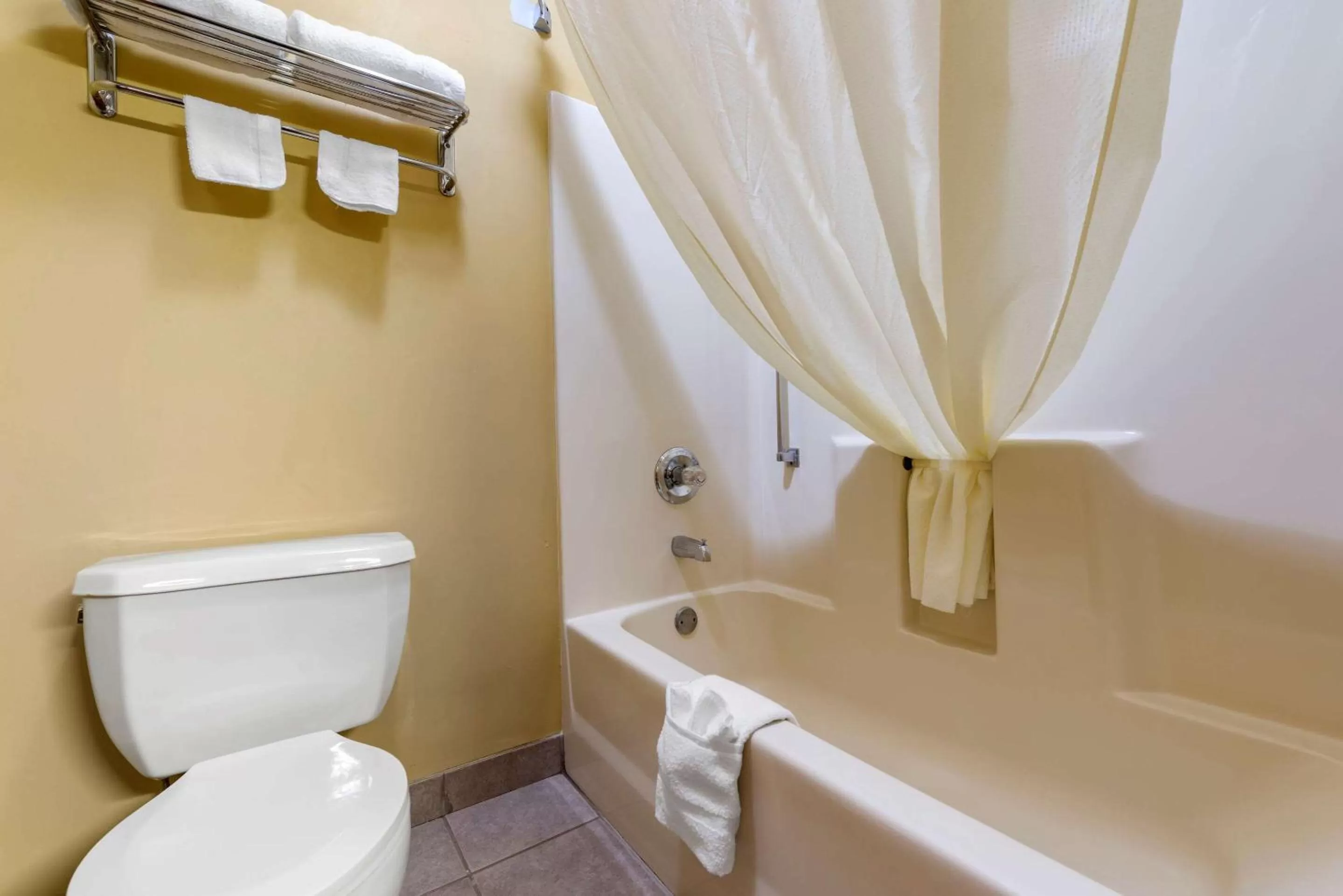 Bathroom in Econo Lodge Louisville Airport