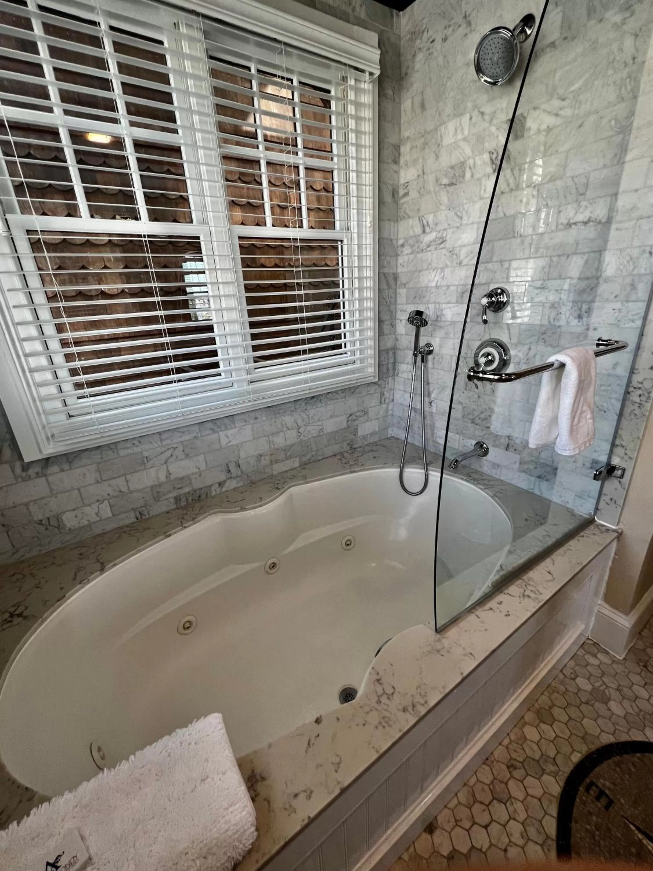 Bathroom in Almondy Inn Bed & Breakfast