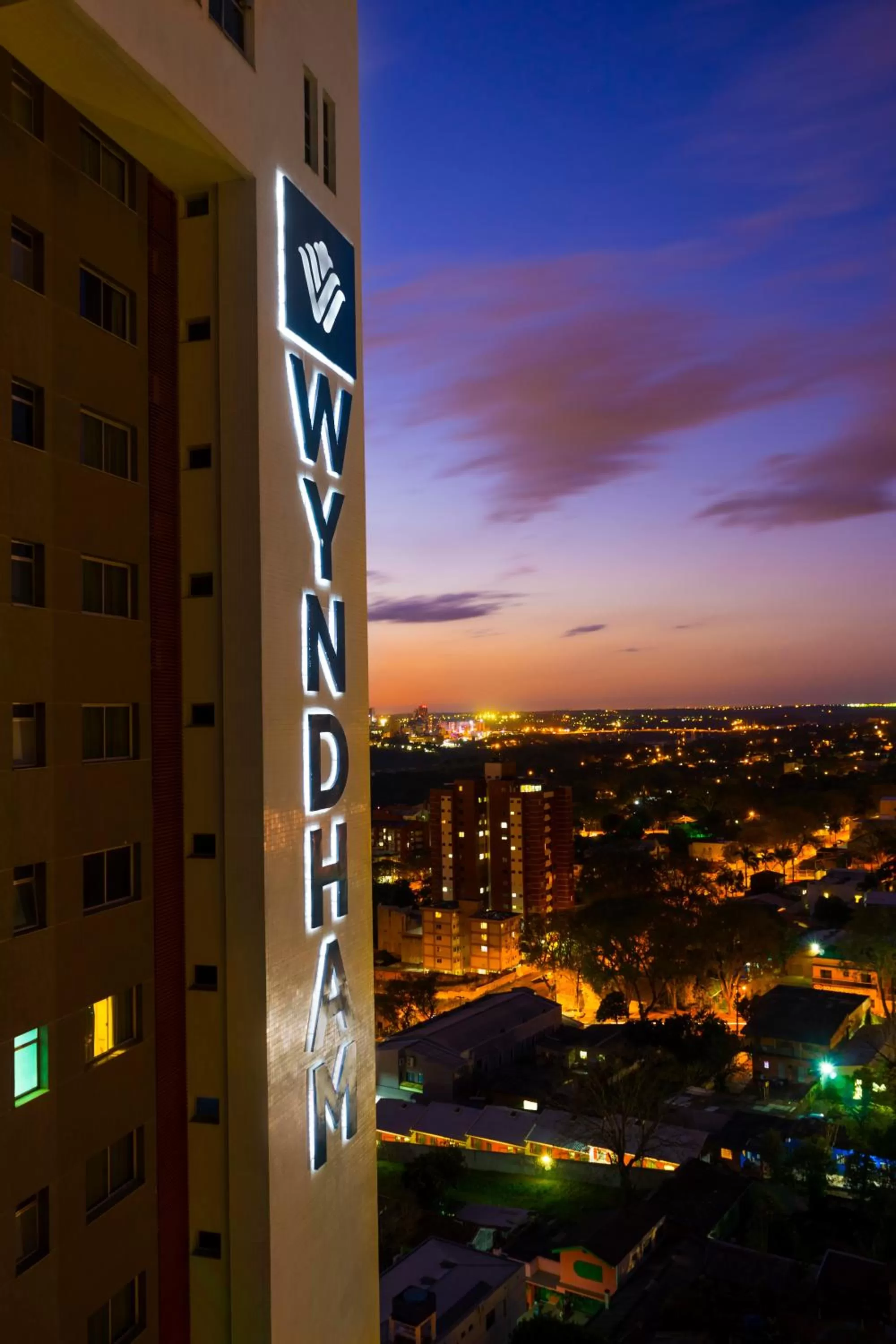 Facade/entrance in Wyndham Golden Foz Suítes