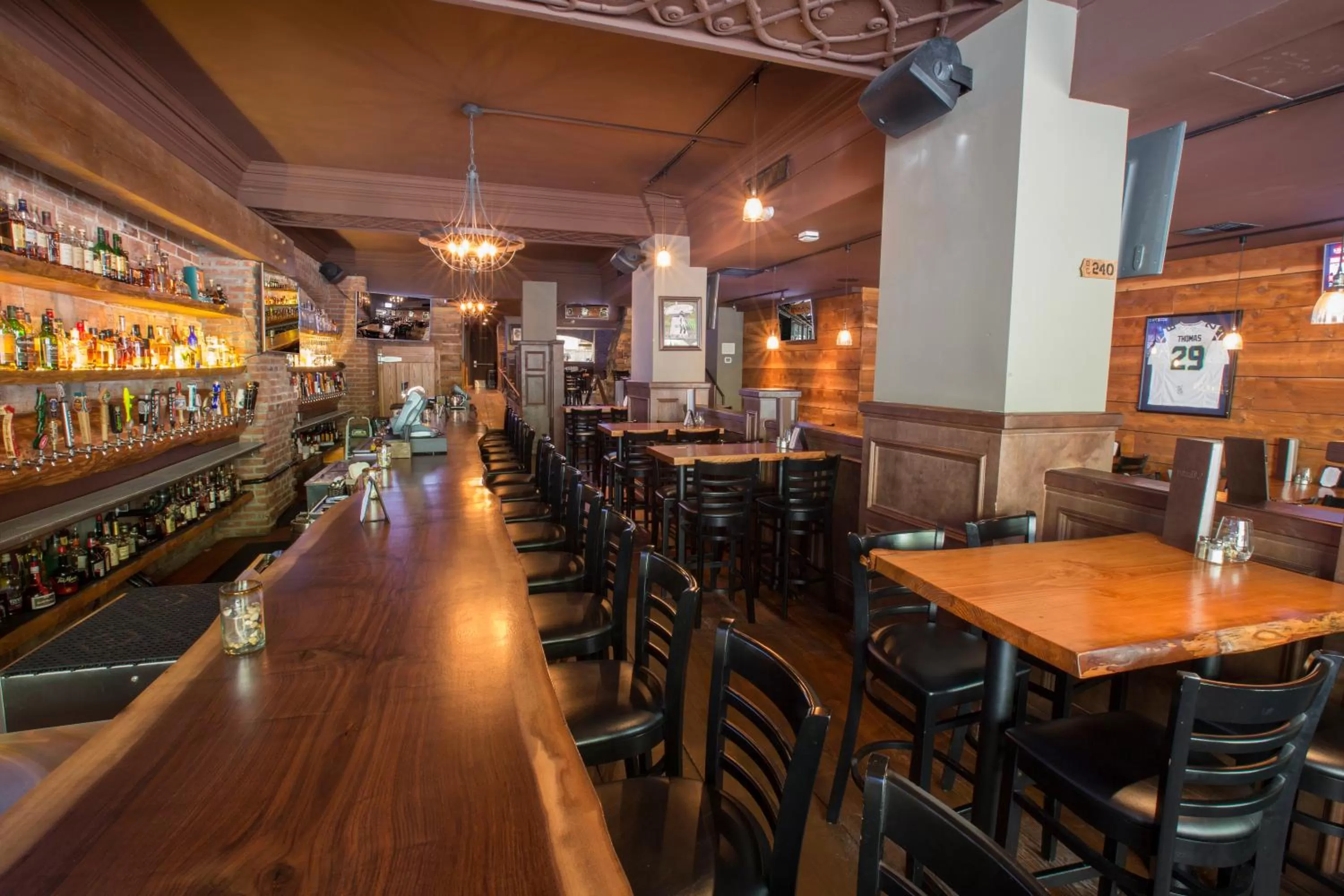 Restaurant/places to eat in Executive Hotel Pacific