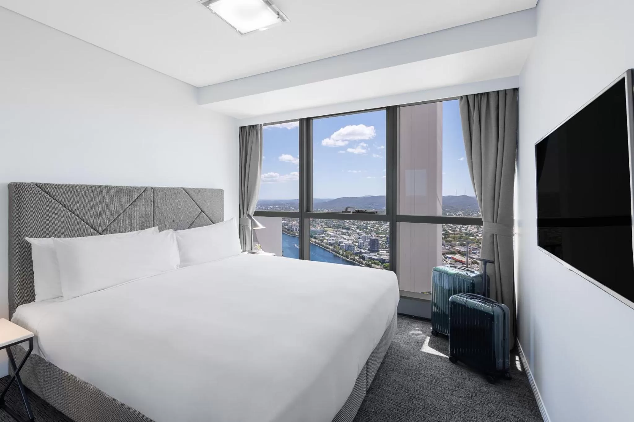 TV and multimedia, Bed in Meriton Suites Herschel Street, Brisbane