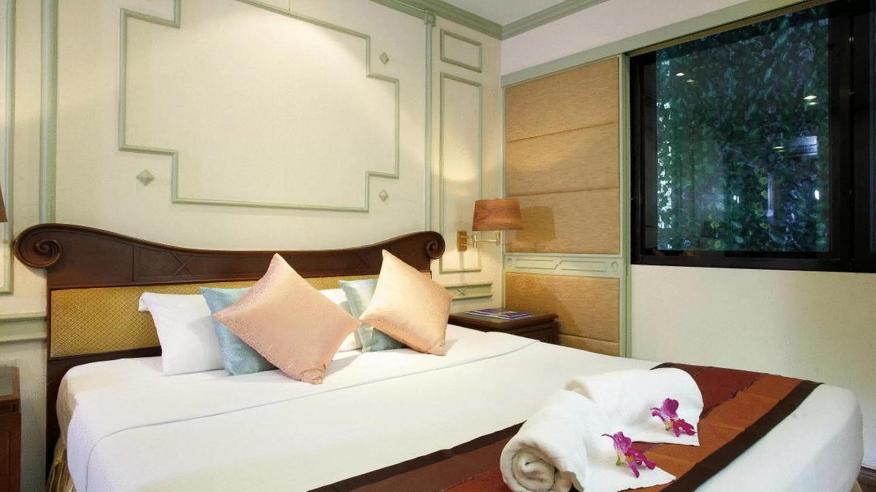 Bed in Majestic Suites Hotel