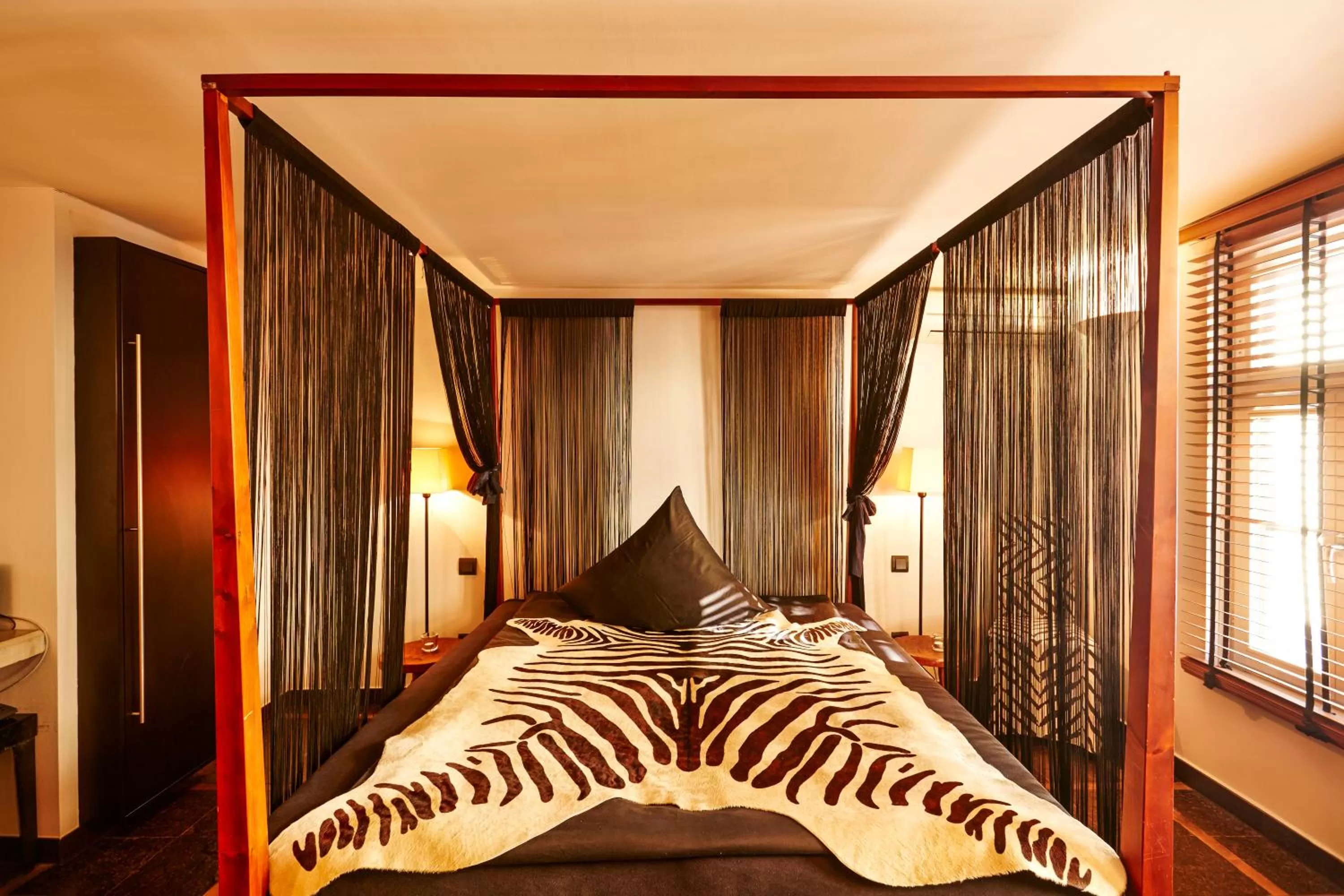 Photo of the whole room, Bed in Der Zauberlehrling