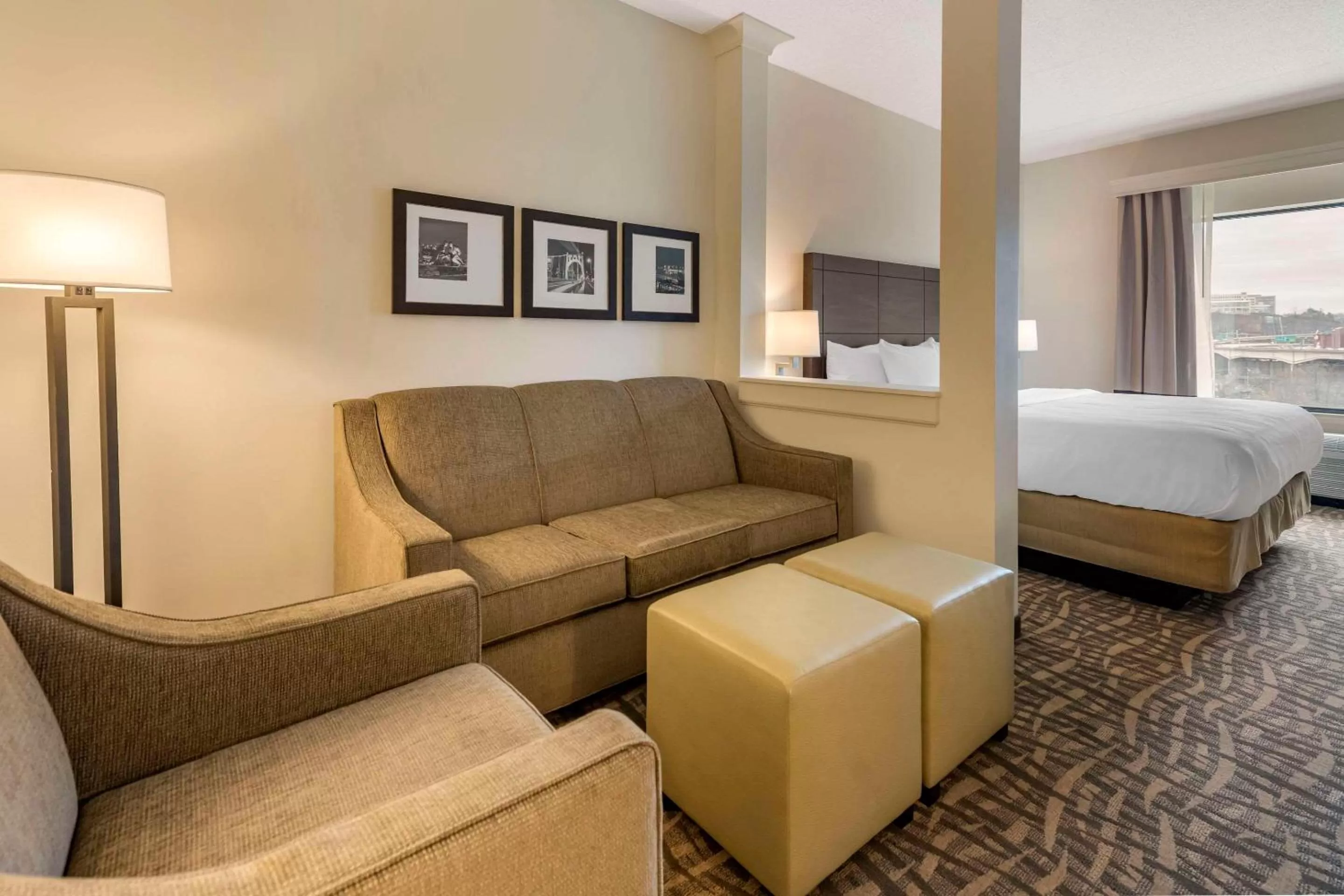Bedroom, Bed in Comfort Inn & Suites Pittsburgh-Northshore