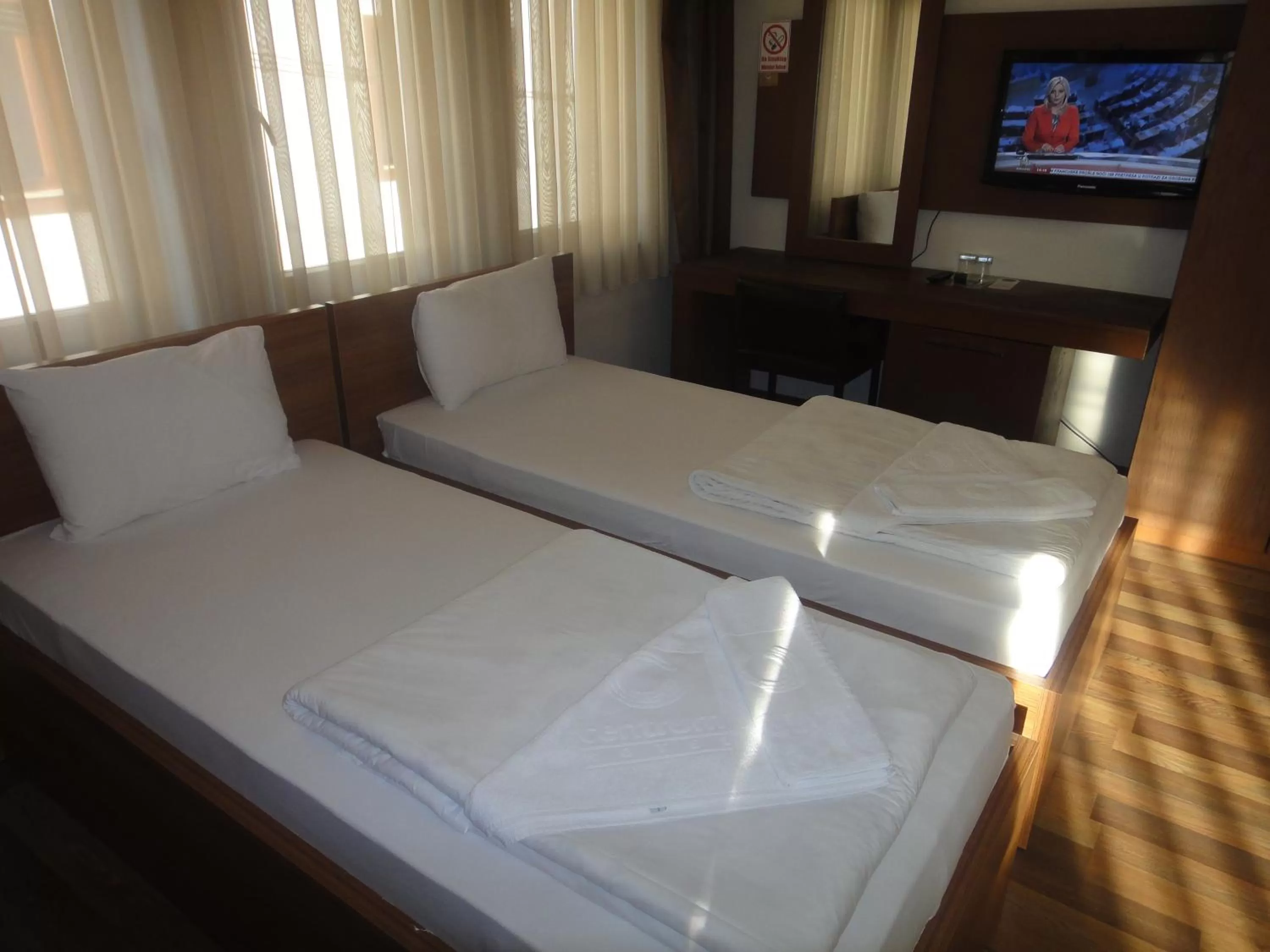Shower, Bed in Hotel Centrum Prizren