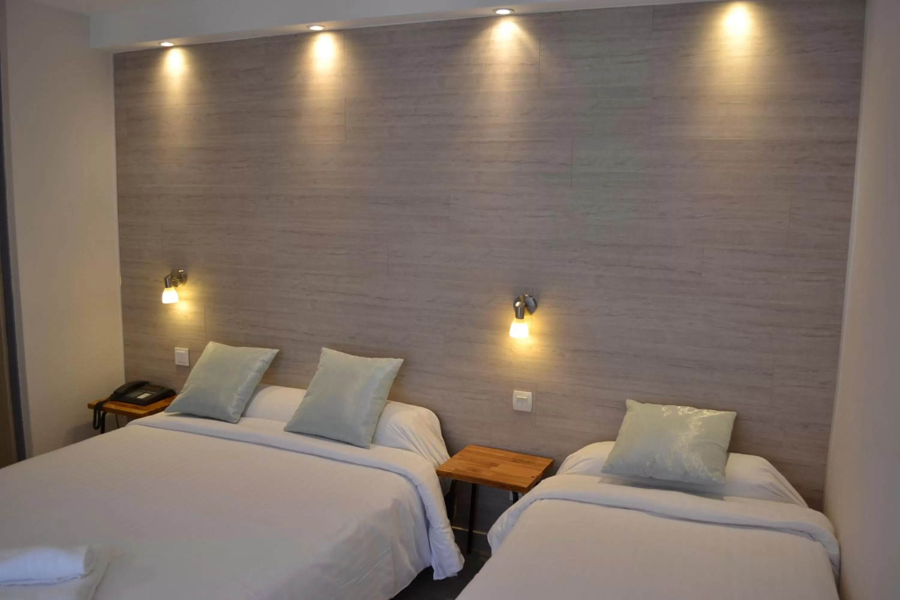 Bedroom, Bed in Au Bec Fin Hôtel