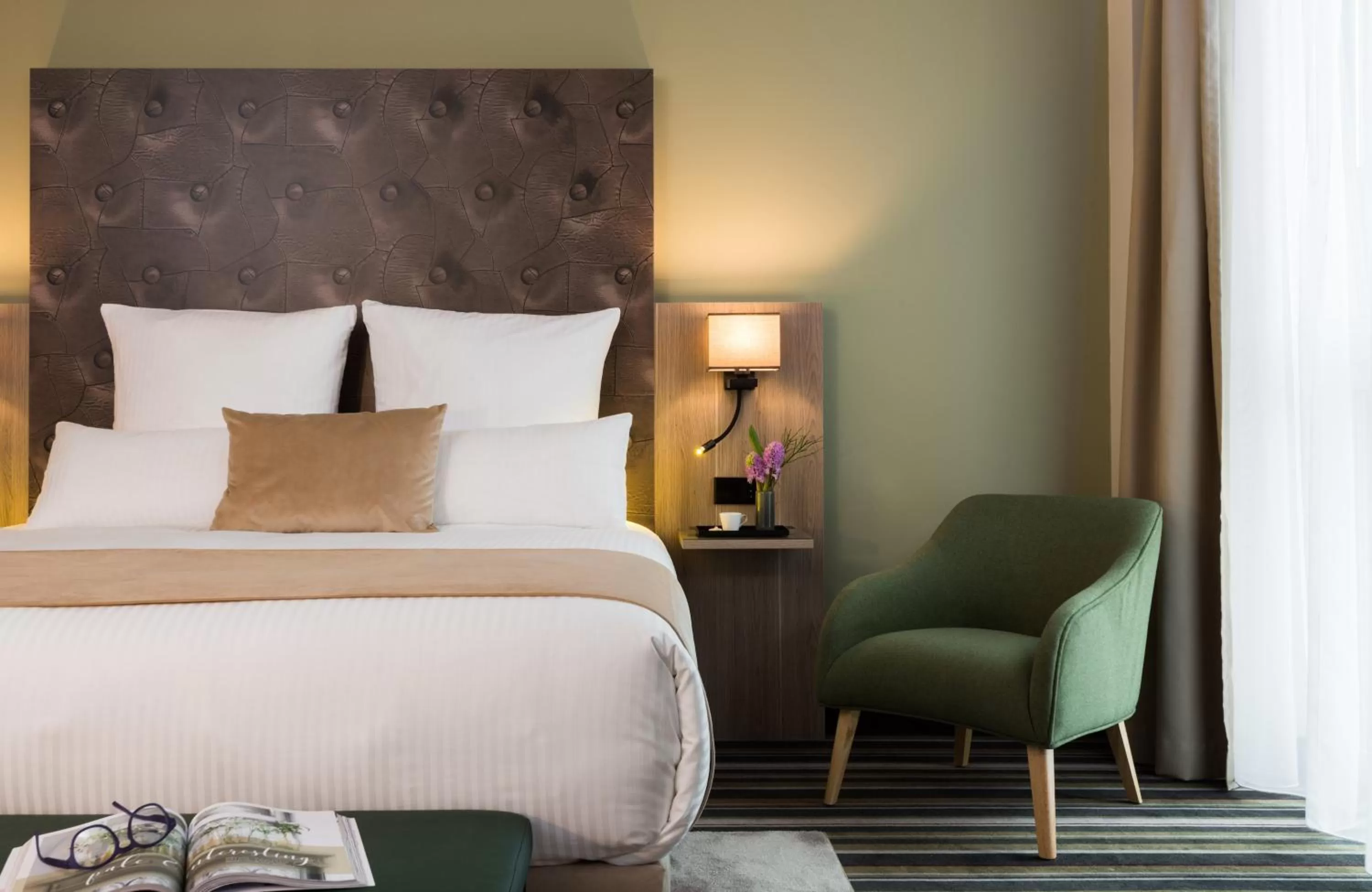 Bedroom, Bed in Leonardo Hotel Offenbach Frankfurt