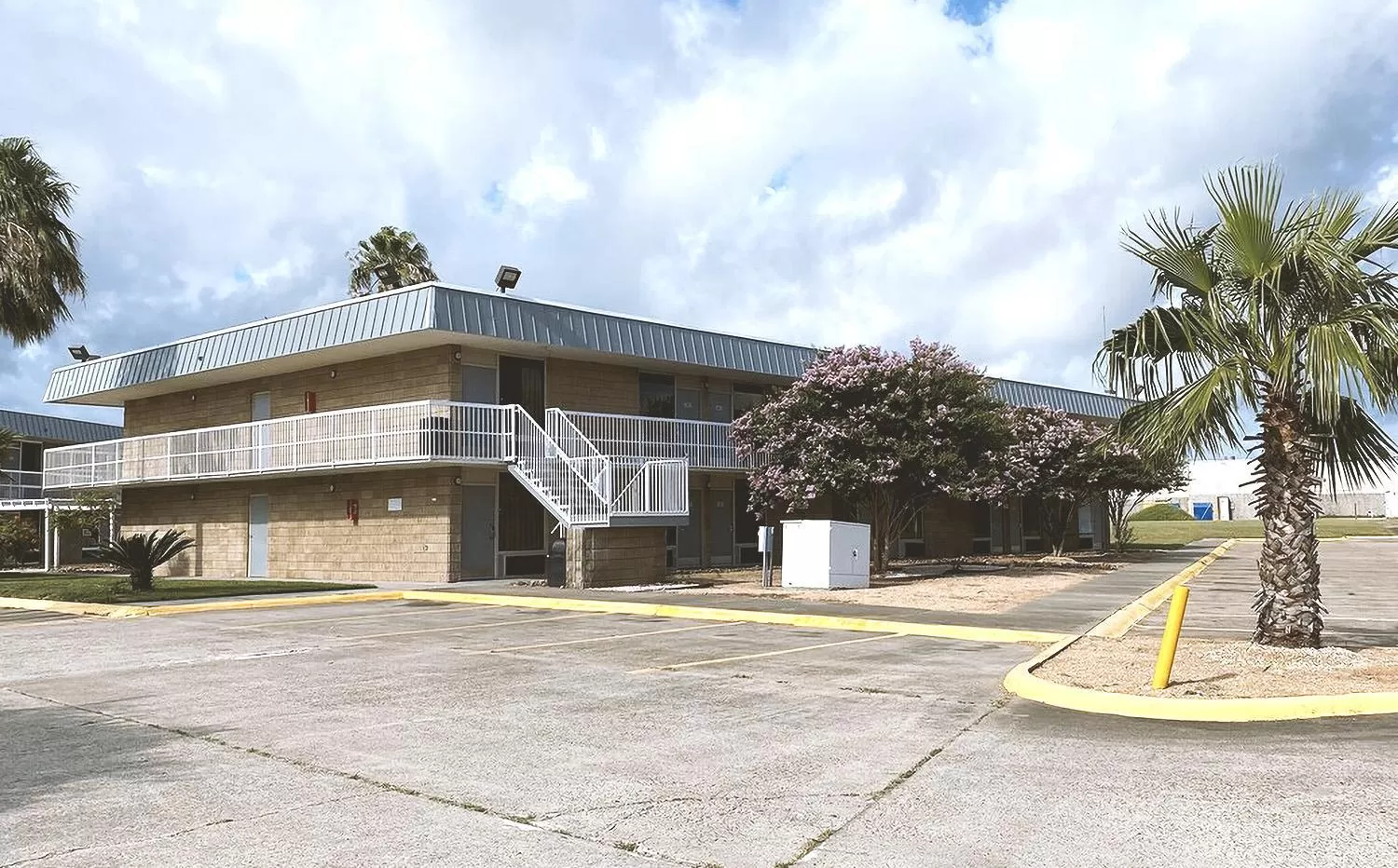 Property building in Sky Palace Inn & Suites By Jasper Beeville