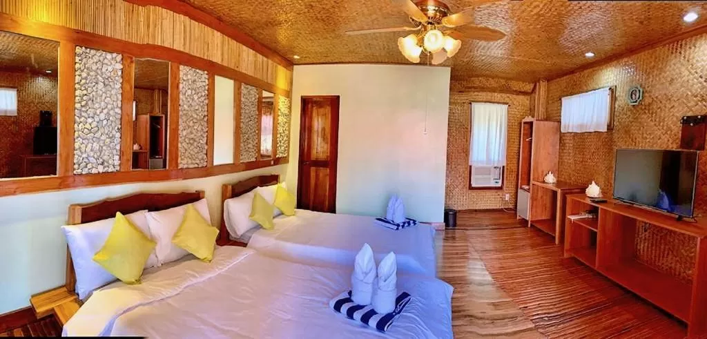 Communal lounge/ TV room, Bed in Peak View Resort