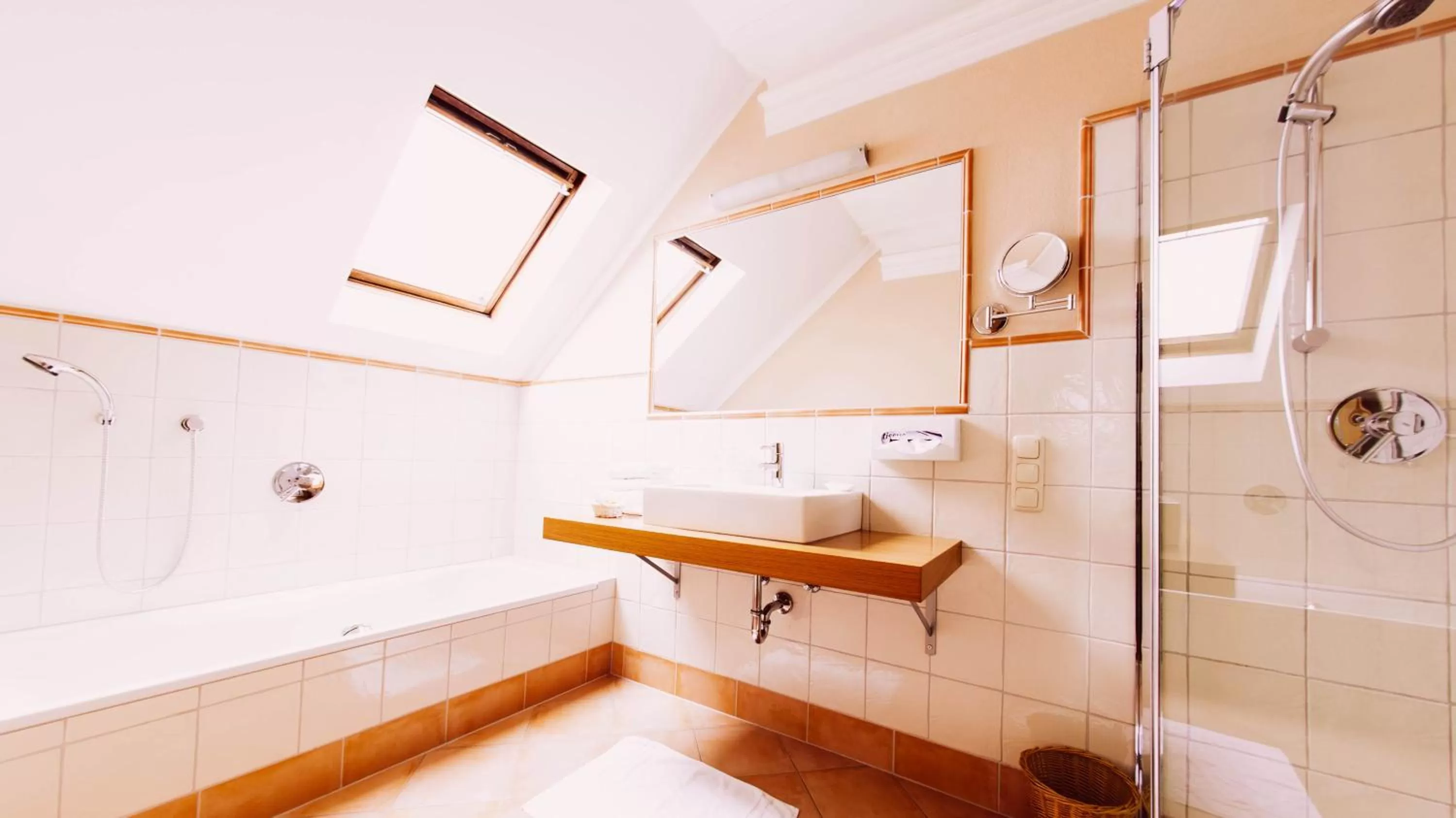 Shower in Schüdlbauer´s Hotel-Restaurant-Bar