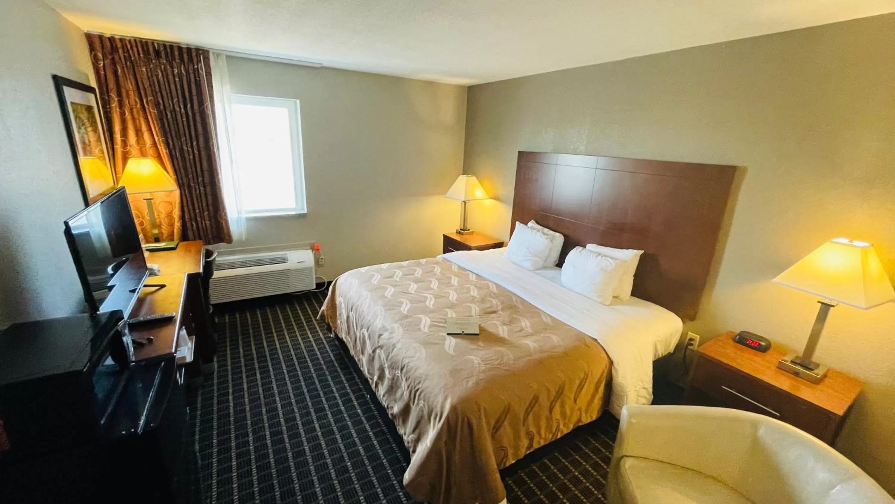 Bed in Quality Inn Madison West Near University Area