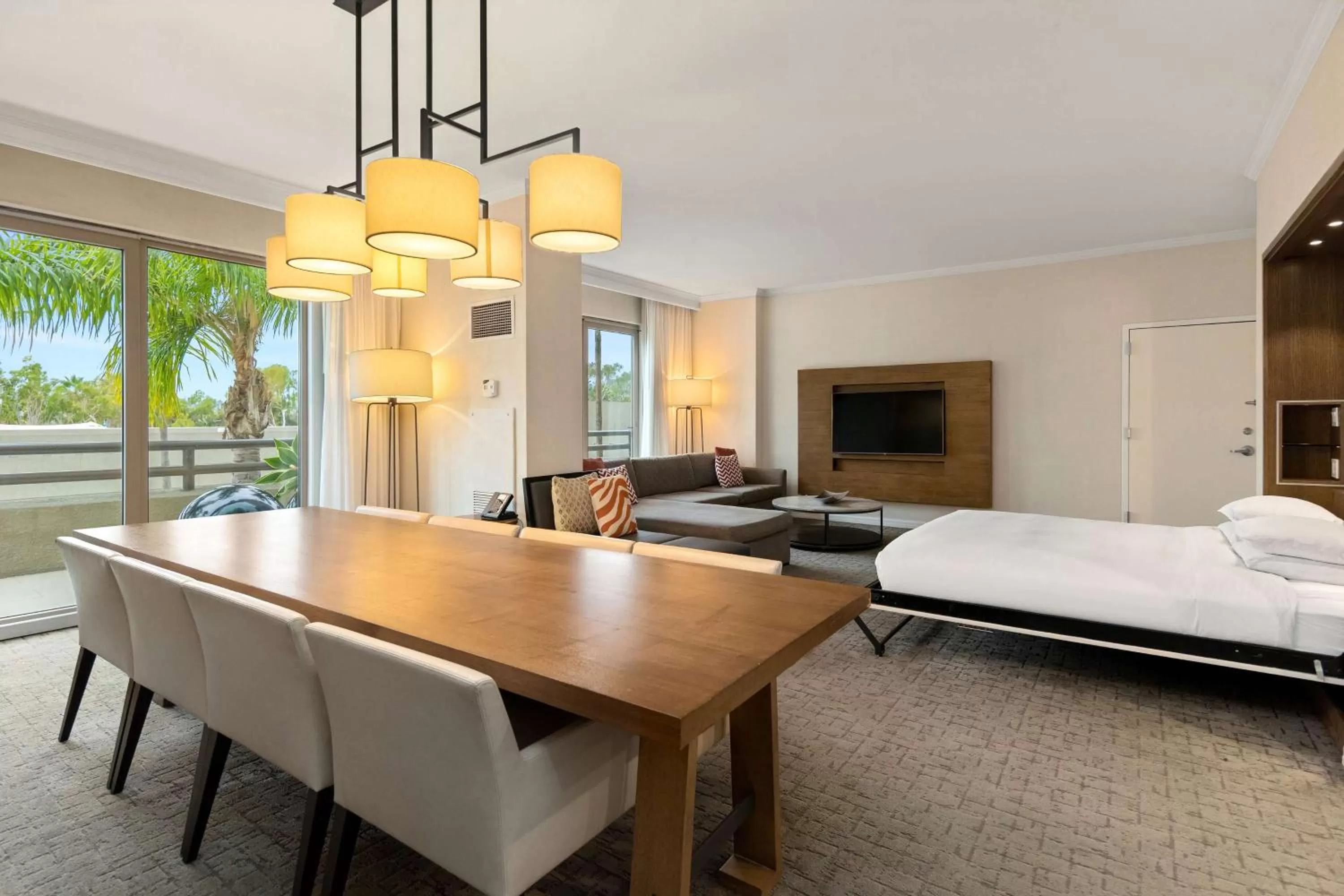 Living room, Bed in DoubleTree by Hilton San Diego-Mission Valley