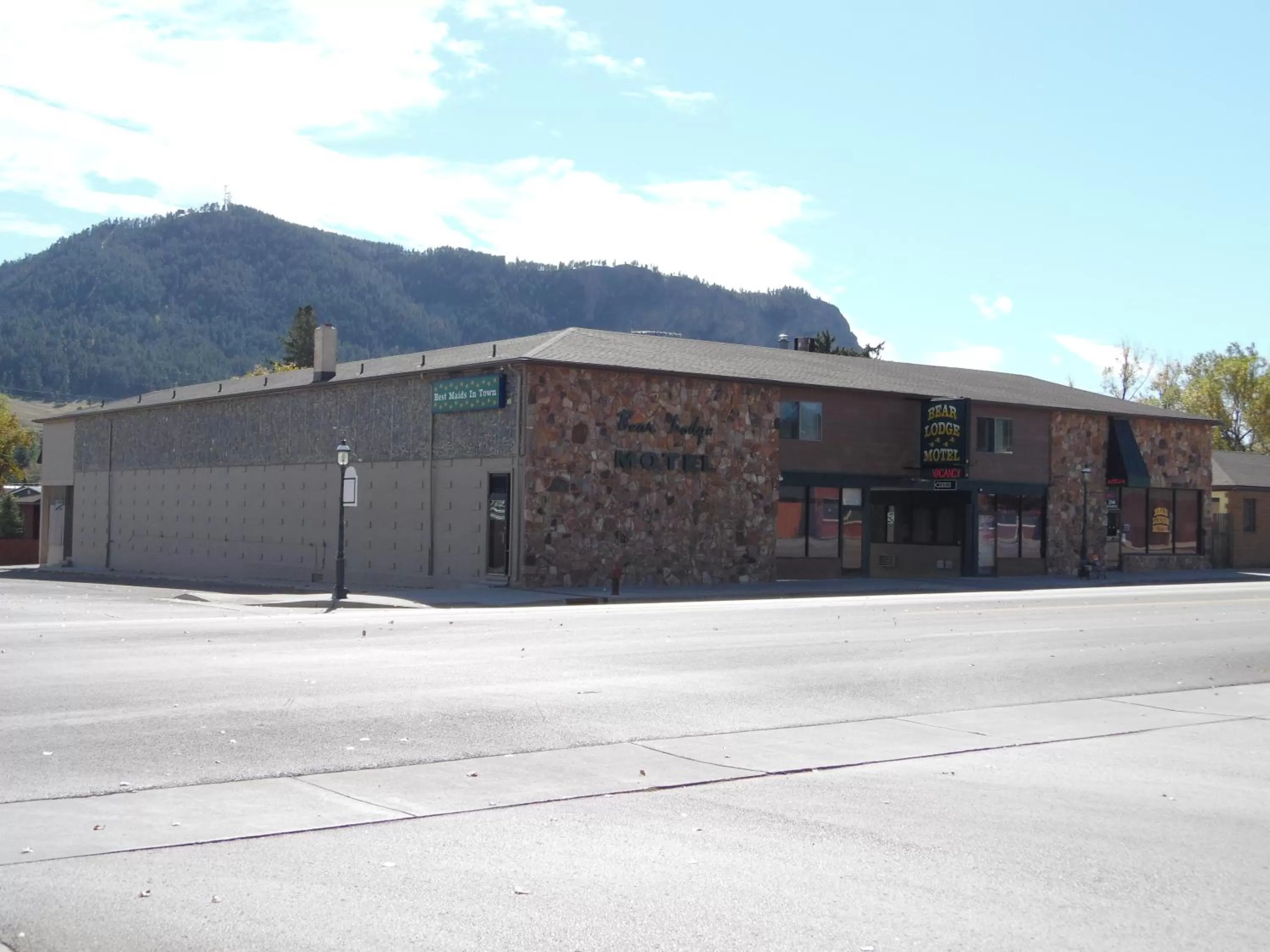 Property building in Bear Lodge Motel