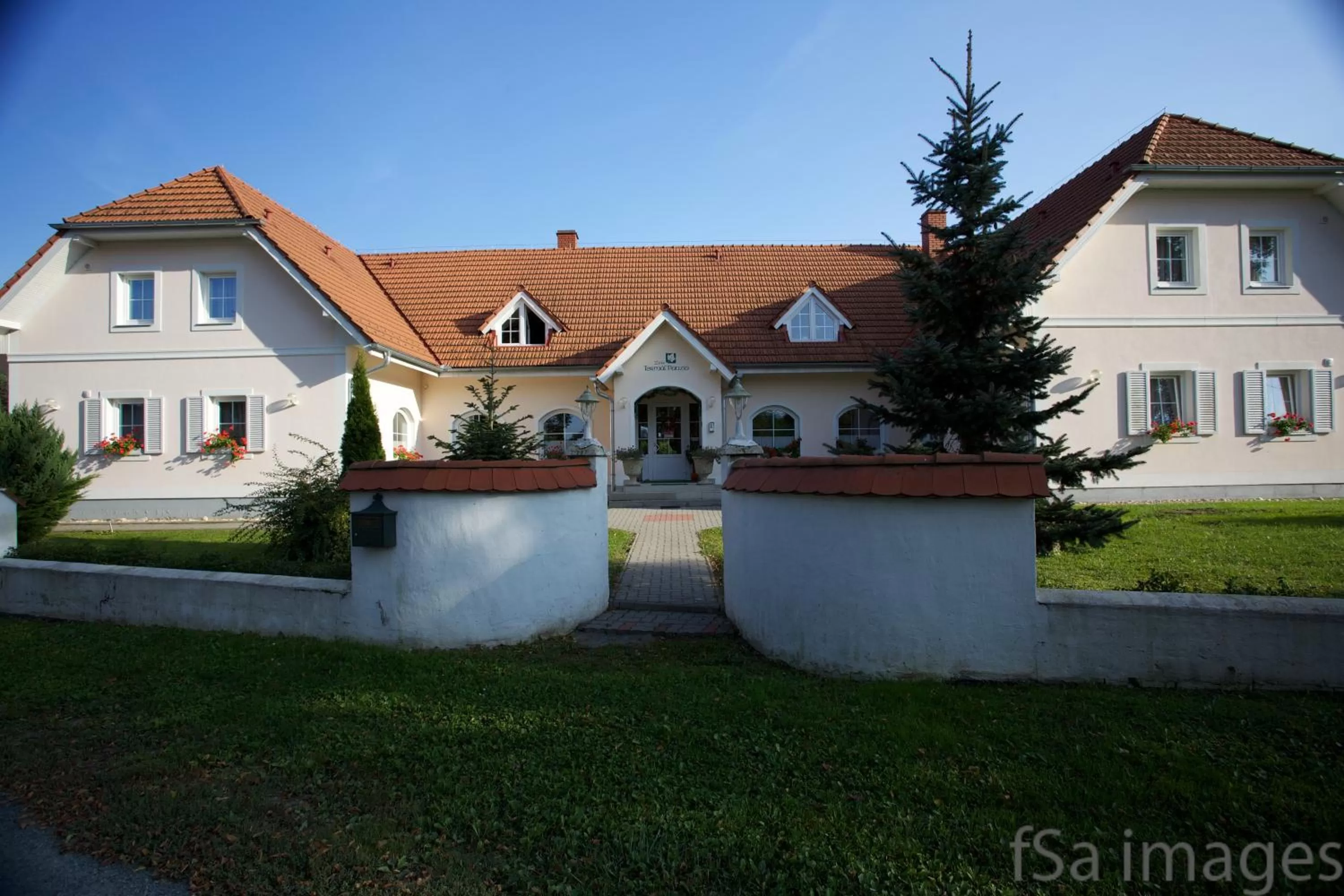 Facade/entrance in Hotel Zsida