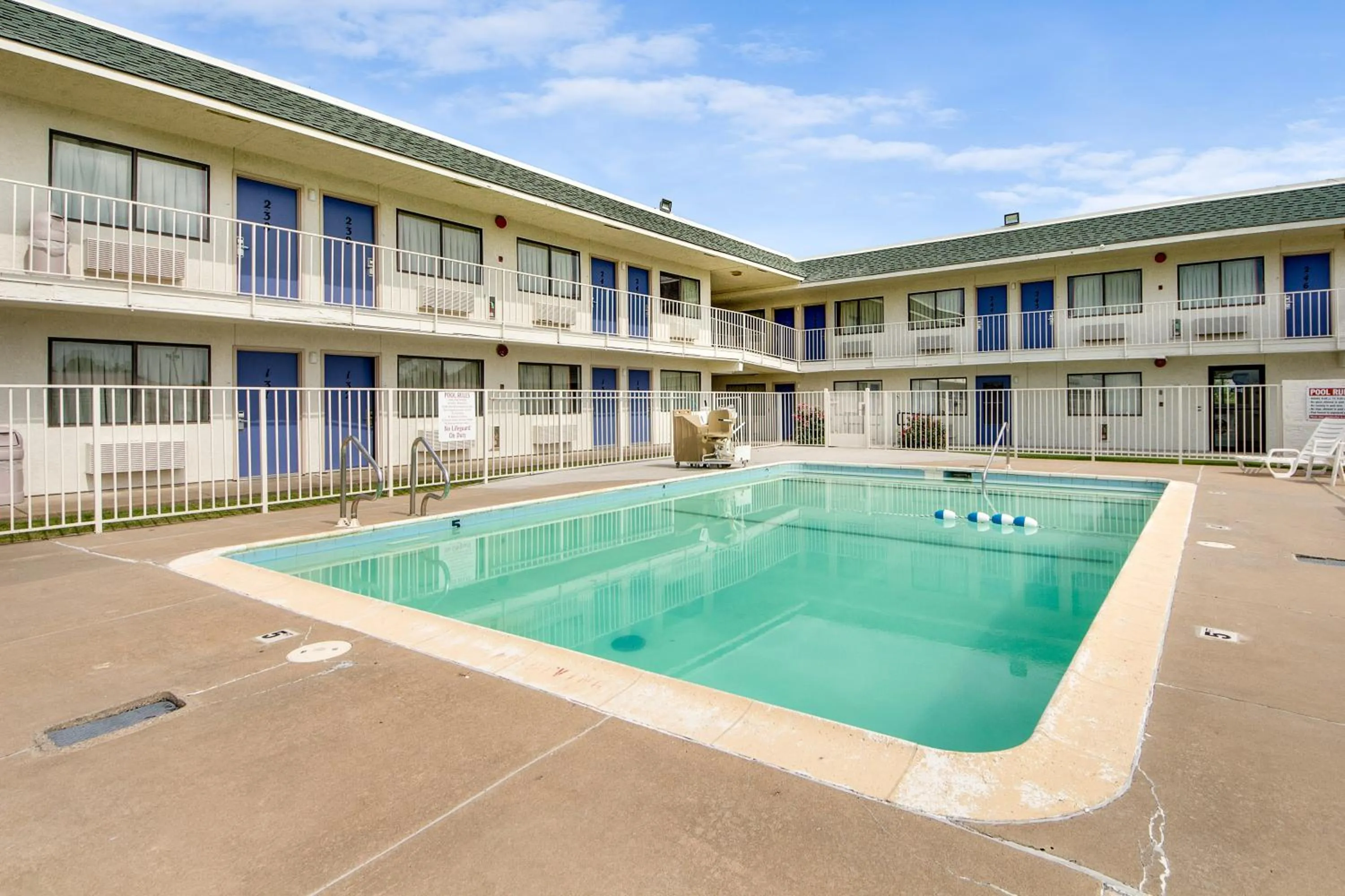 Swimming pool in Avera Suites
