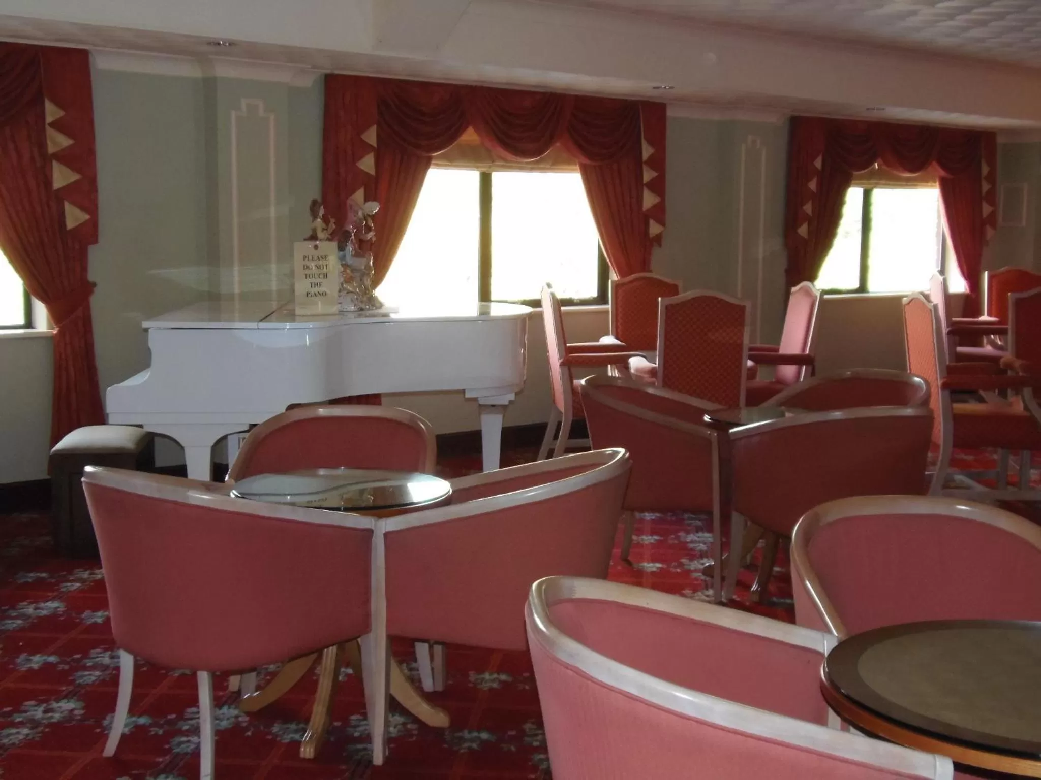 Lounge or bar in Lakeside International Hotel