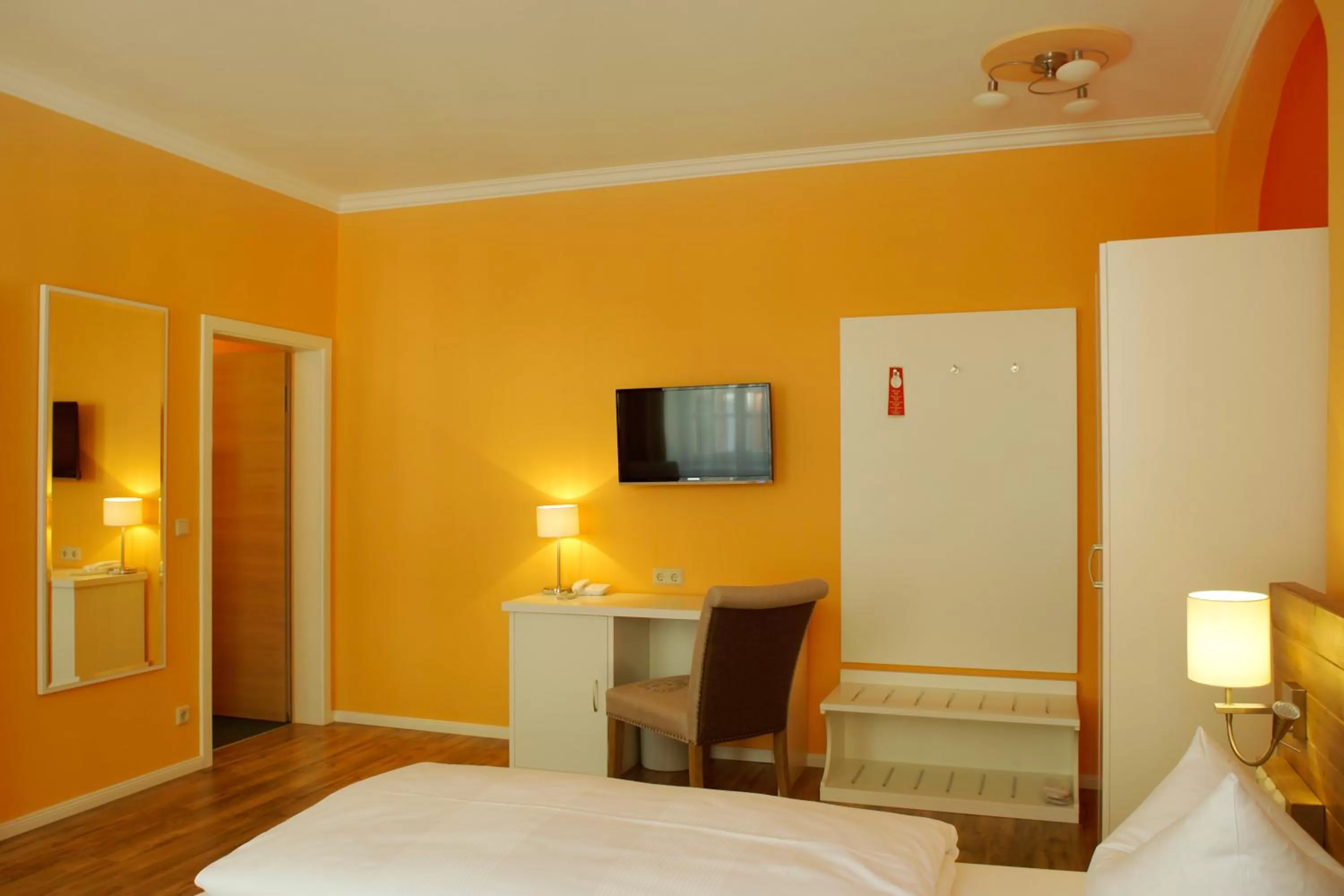 Photo of the whole room, Bed in Hotel Am Obermarkt