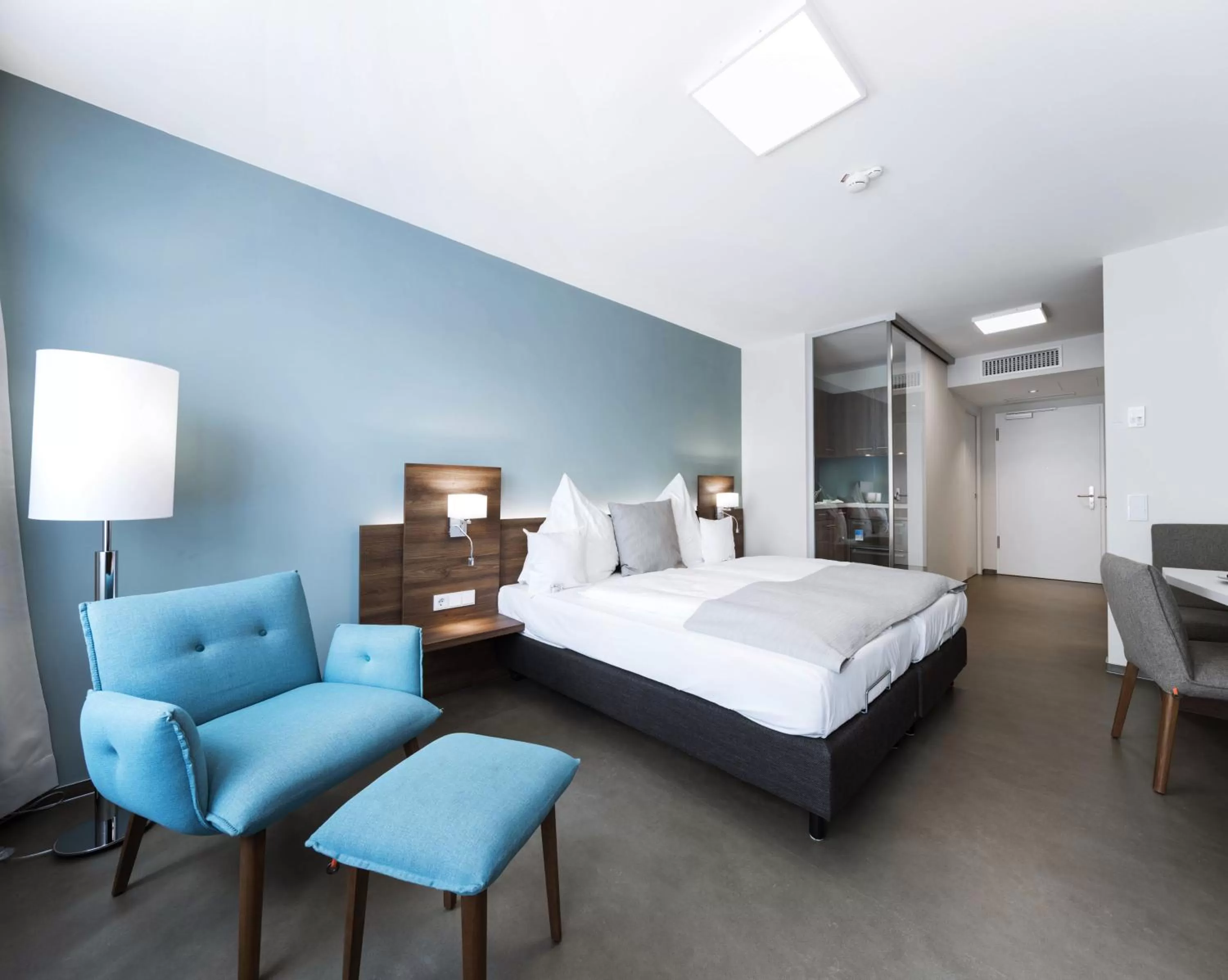 Bathroom, Bed in Apart-Hotel FirstBoarding Bayreuth