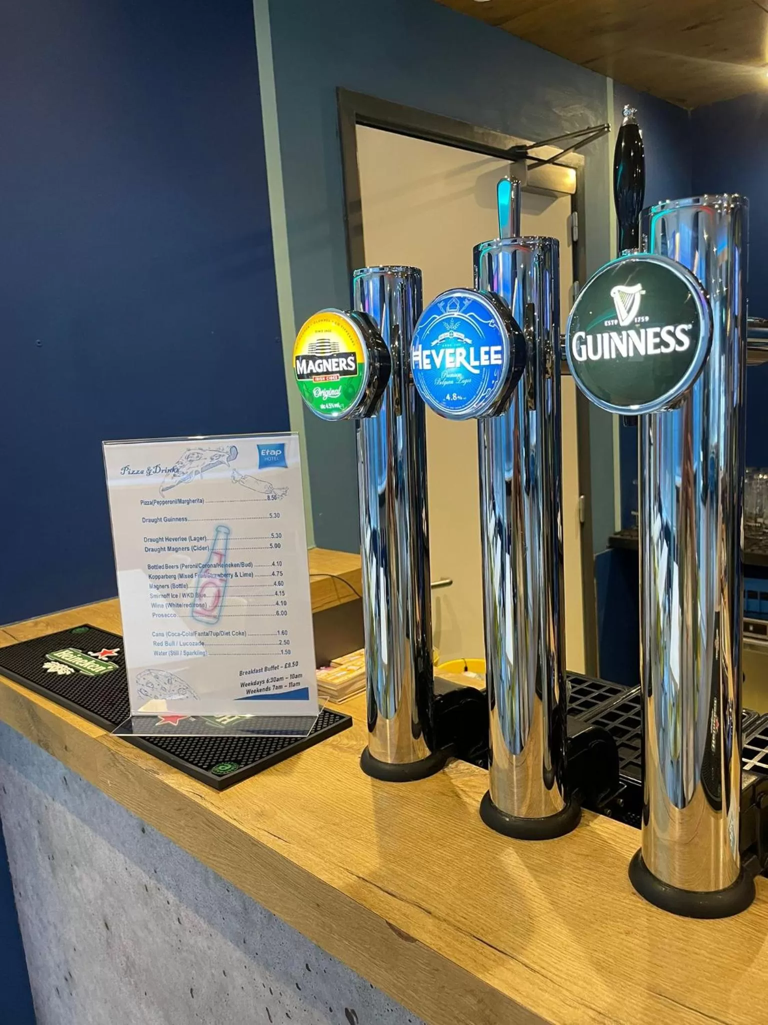 Lounge or bar in ibis budget Belfast City Centre