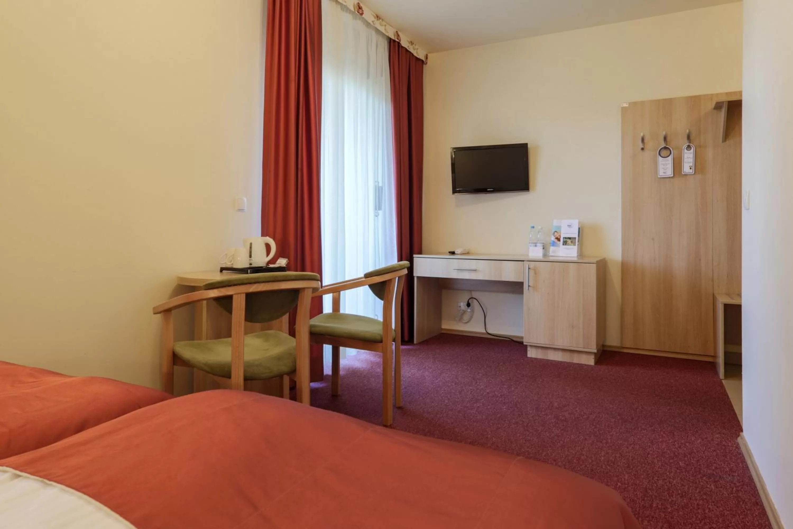 Photo of the whole room, Bed in HOTEL*** NAT Bukowina Tatrzańska