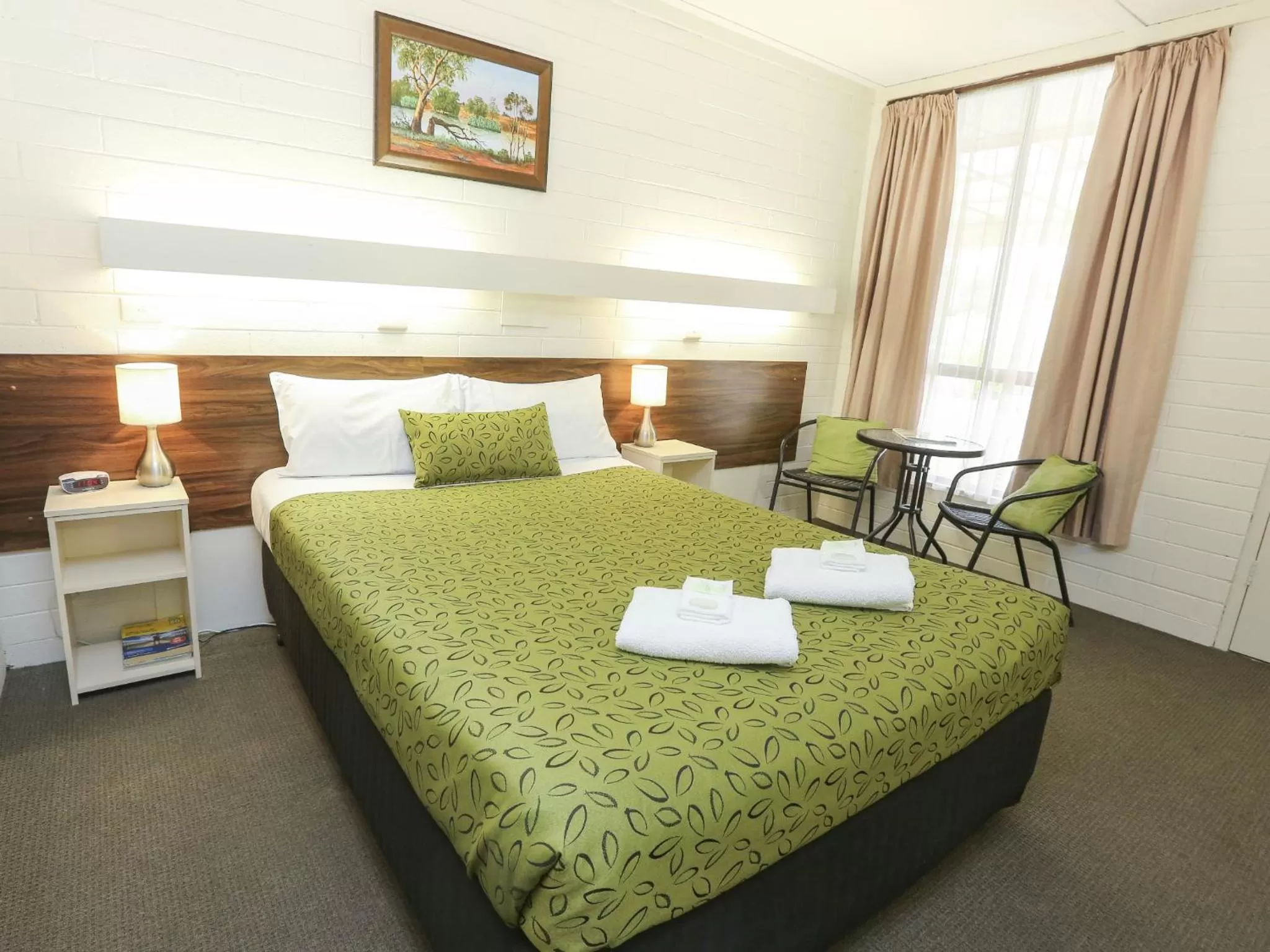 Photo of the whole room, Bed in 7th Street Motel