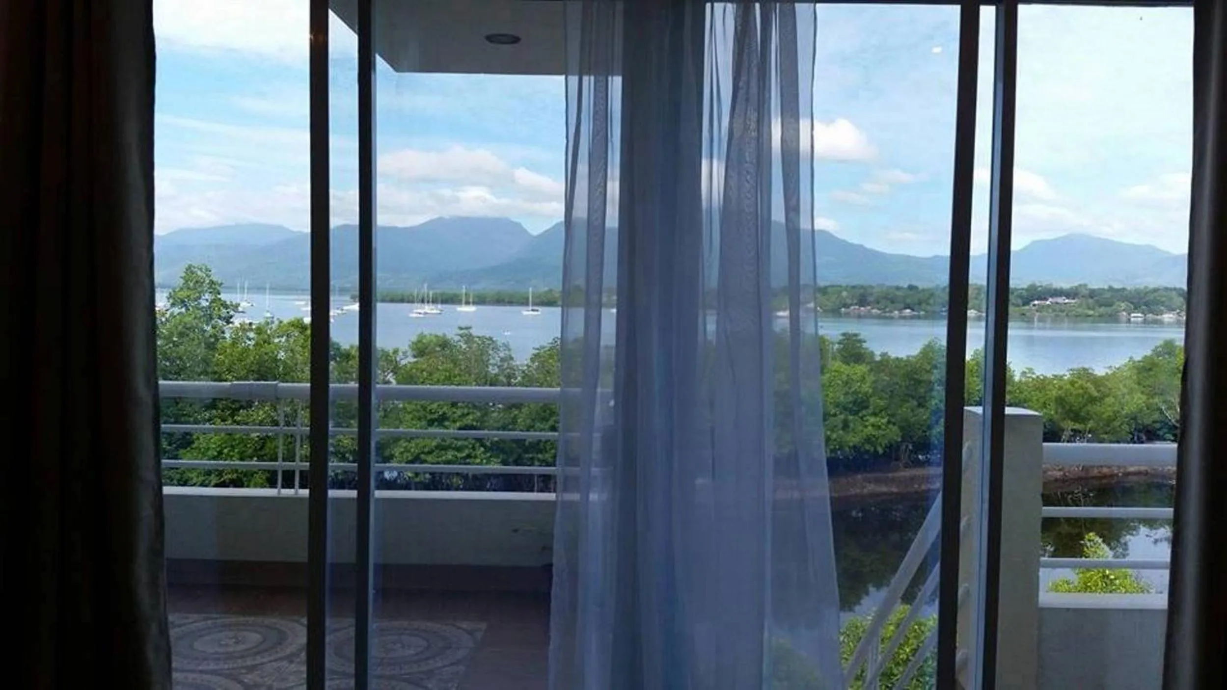 Mountain View in Villa de Sierra Vista Bay and Mountain View Inn