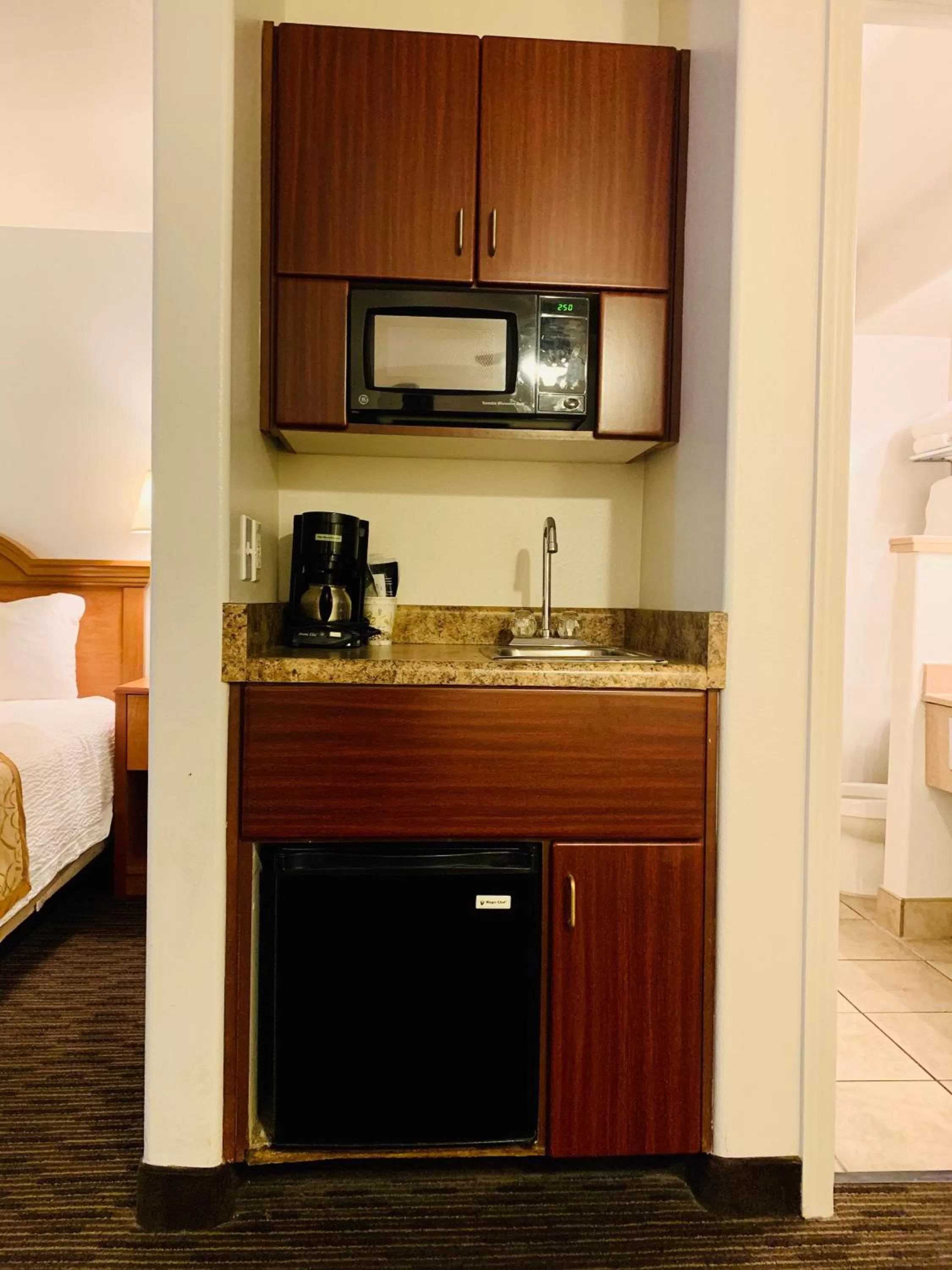 Kitchen or kitchenette, Bed in St. George Inn and Suites