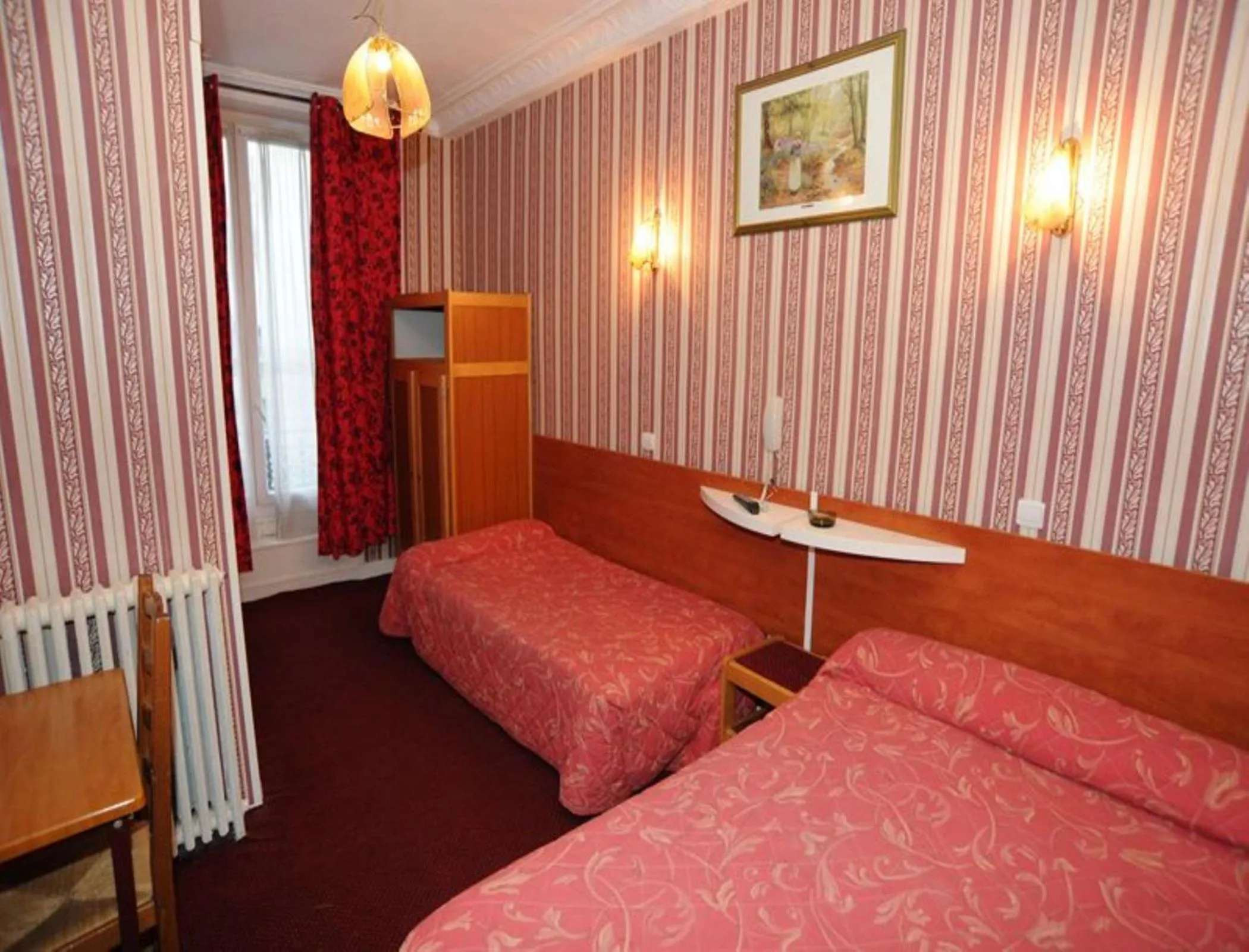 Photo of the whole room, Bed in Sully Hôtel