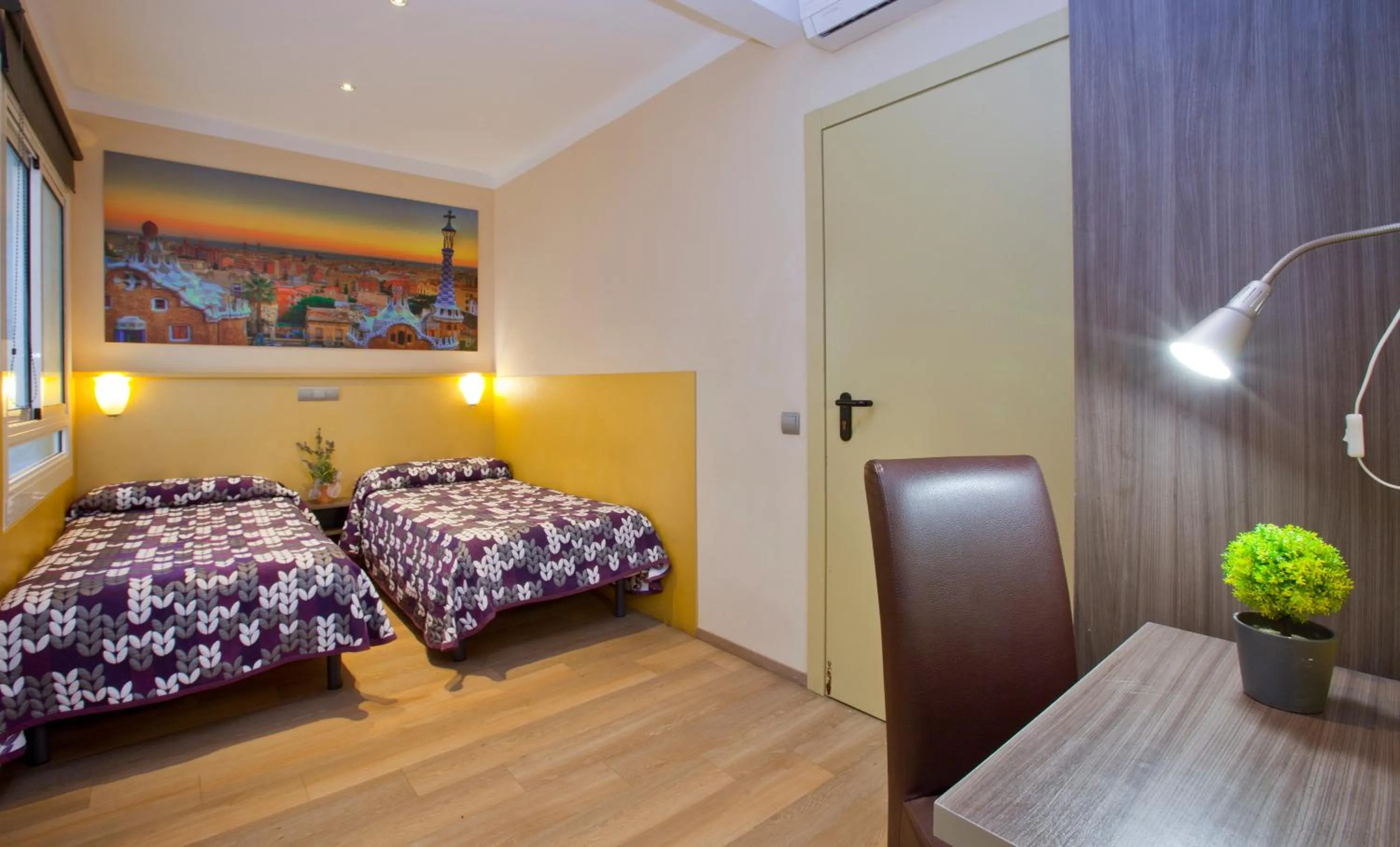 Photo of the whole room, Bed in Hostal Barcelona