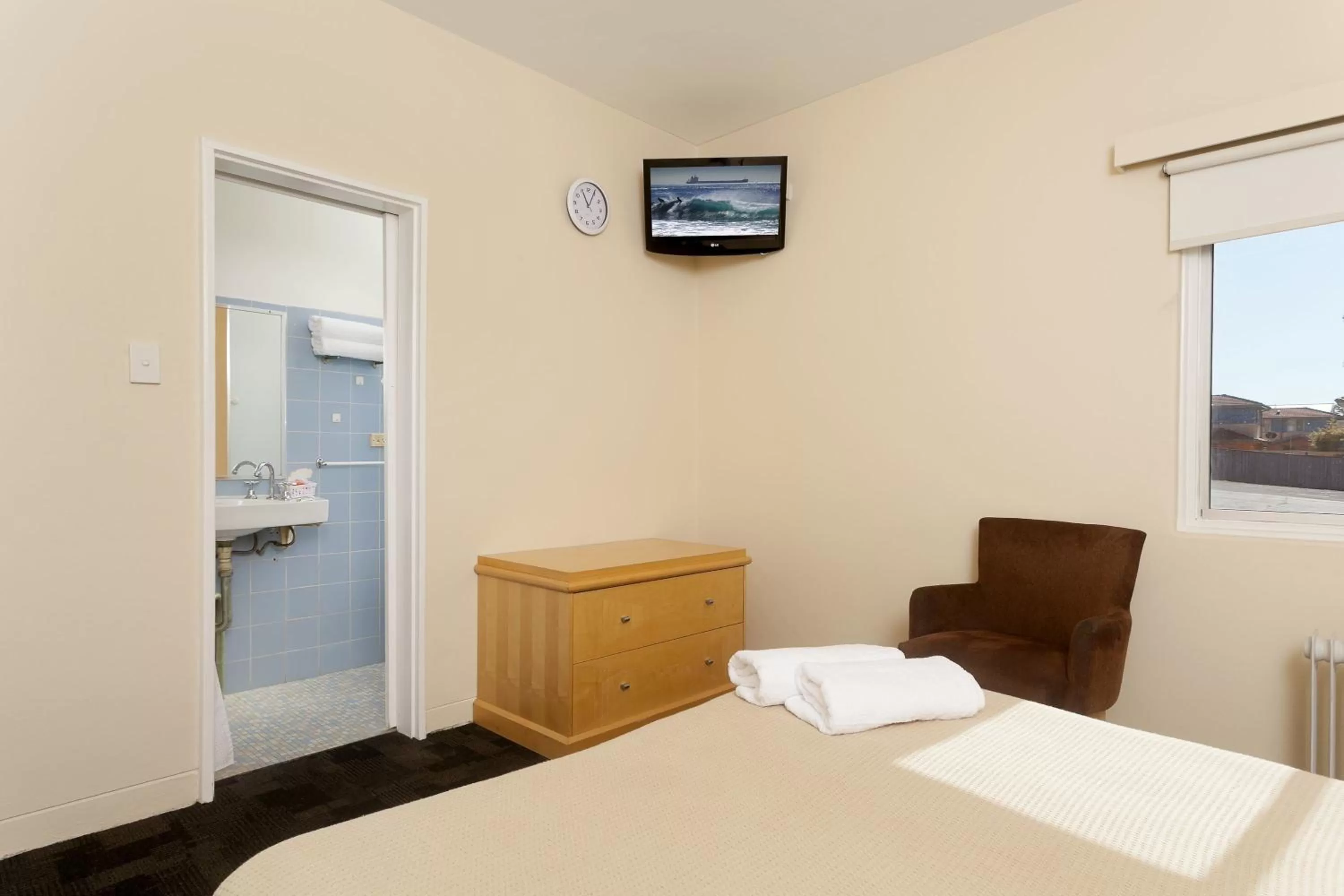 Decorative detail, Bed in Shortland Budget Accommodation