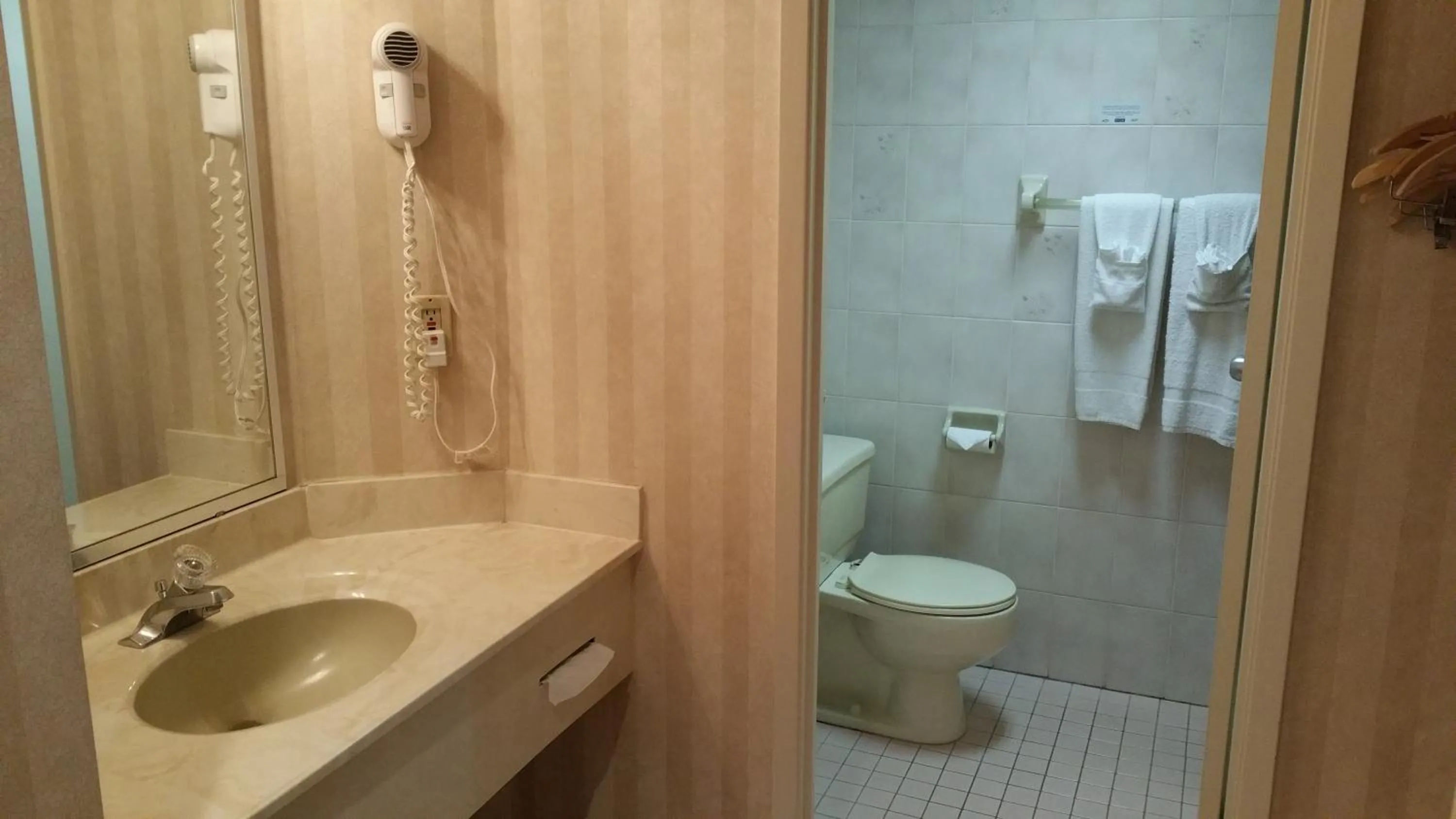 Deluxe Queen Room - Non-Smoking in Travelodge by Wyndham Niagara Falls Lundys Lane