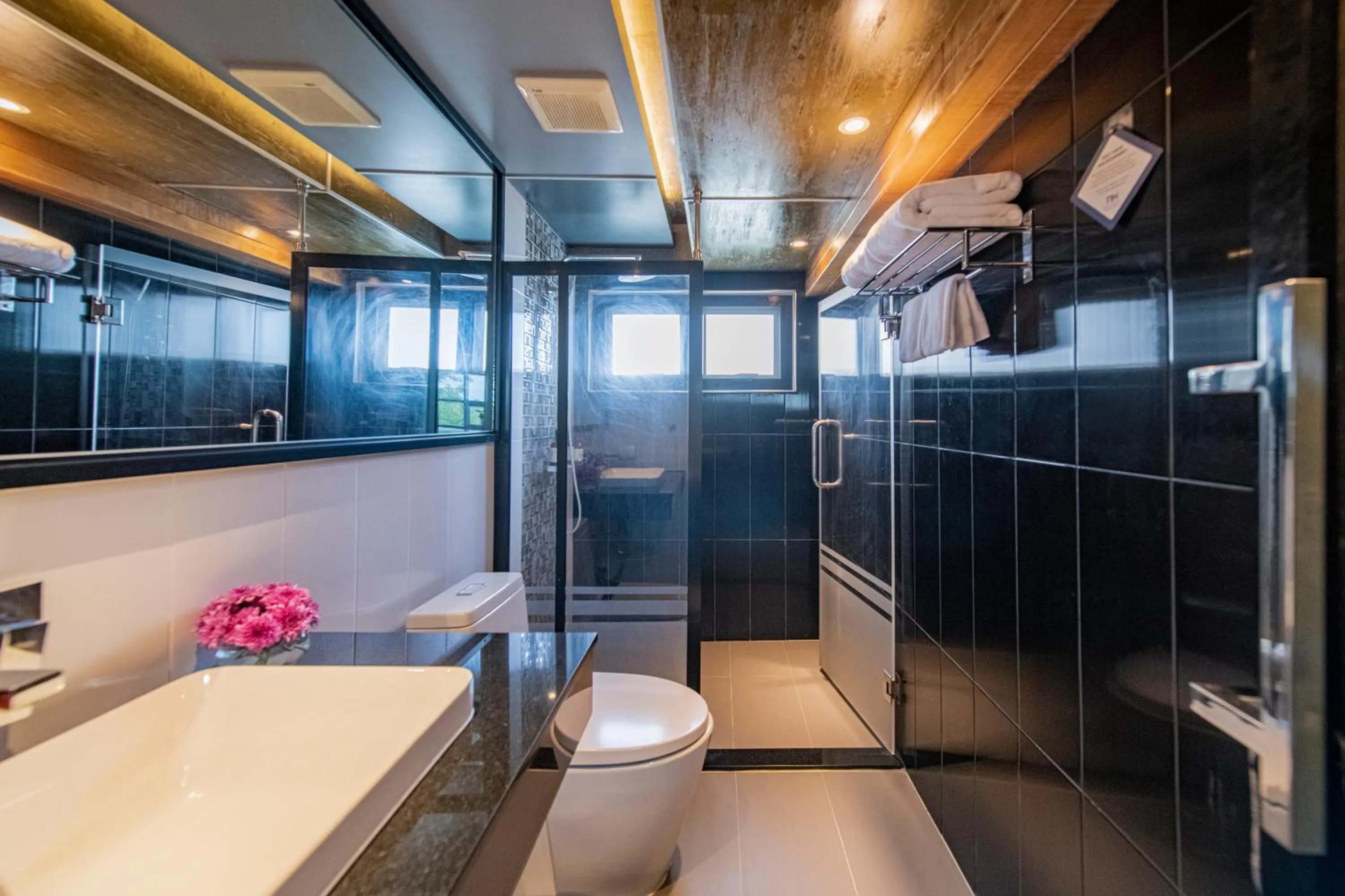 Toilet in NH Boat Lagoon Phuket Resort