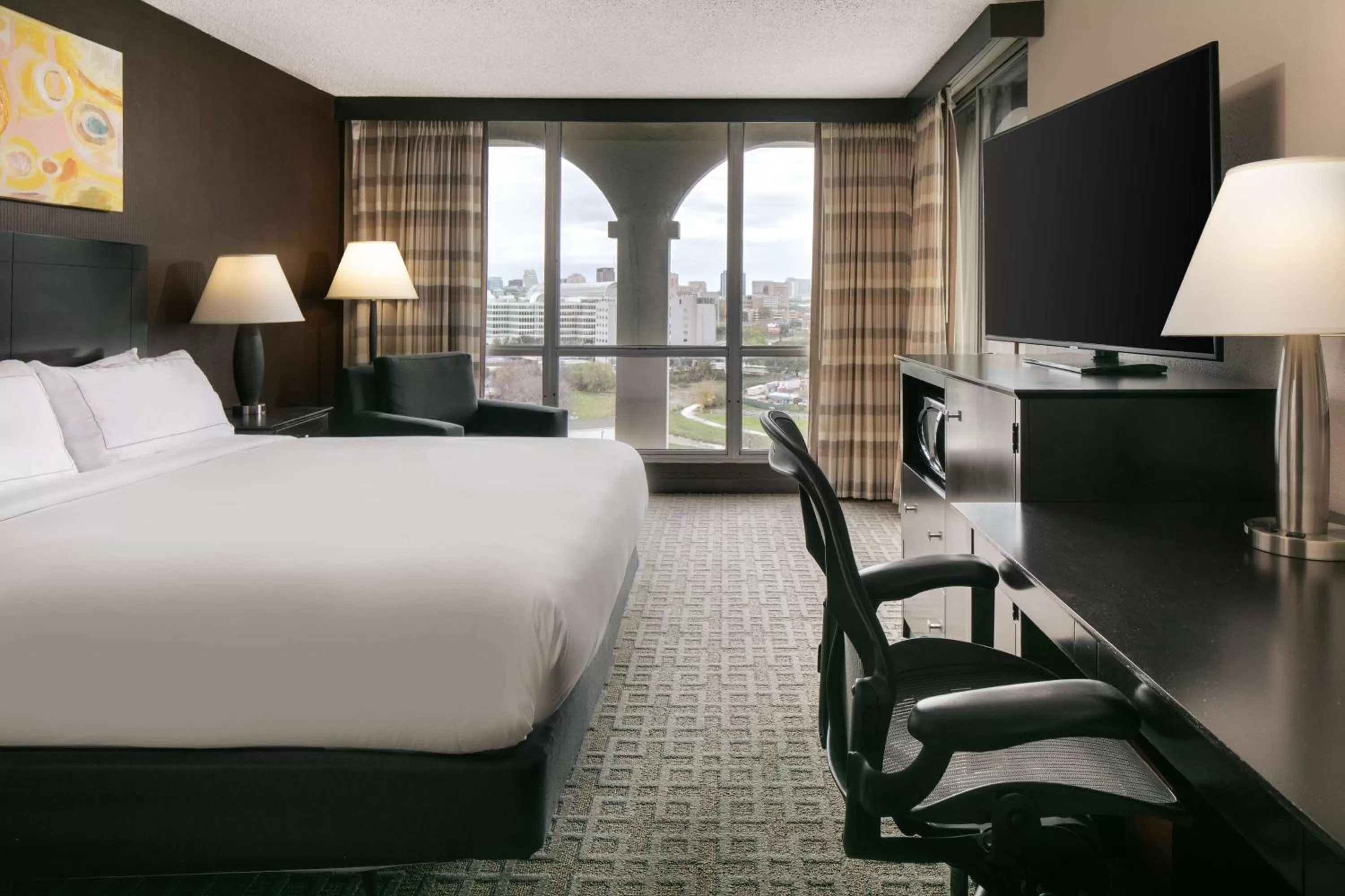 Bedroom, Bed in DoubleTree by Hilton Dallas Market Center