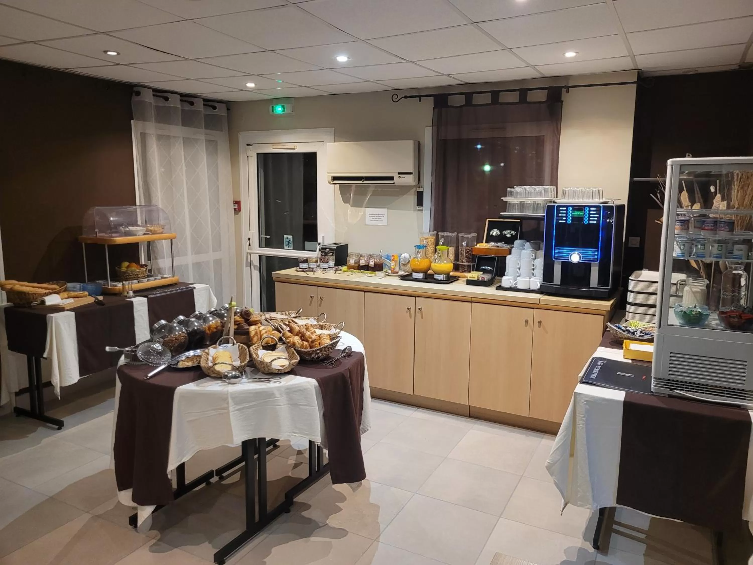 Food and drinks in Hôtel Le Cosy Blois Villebarou