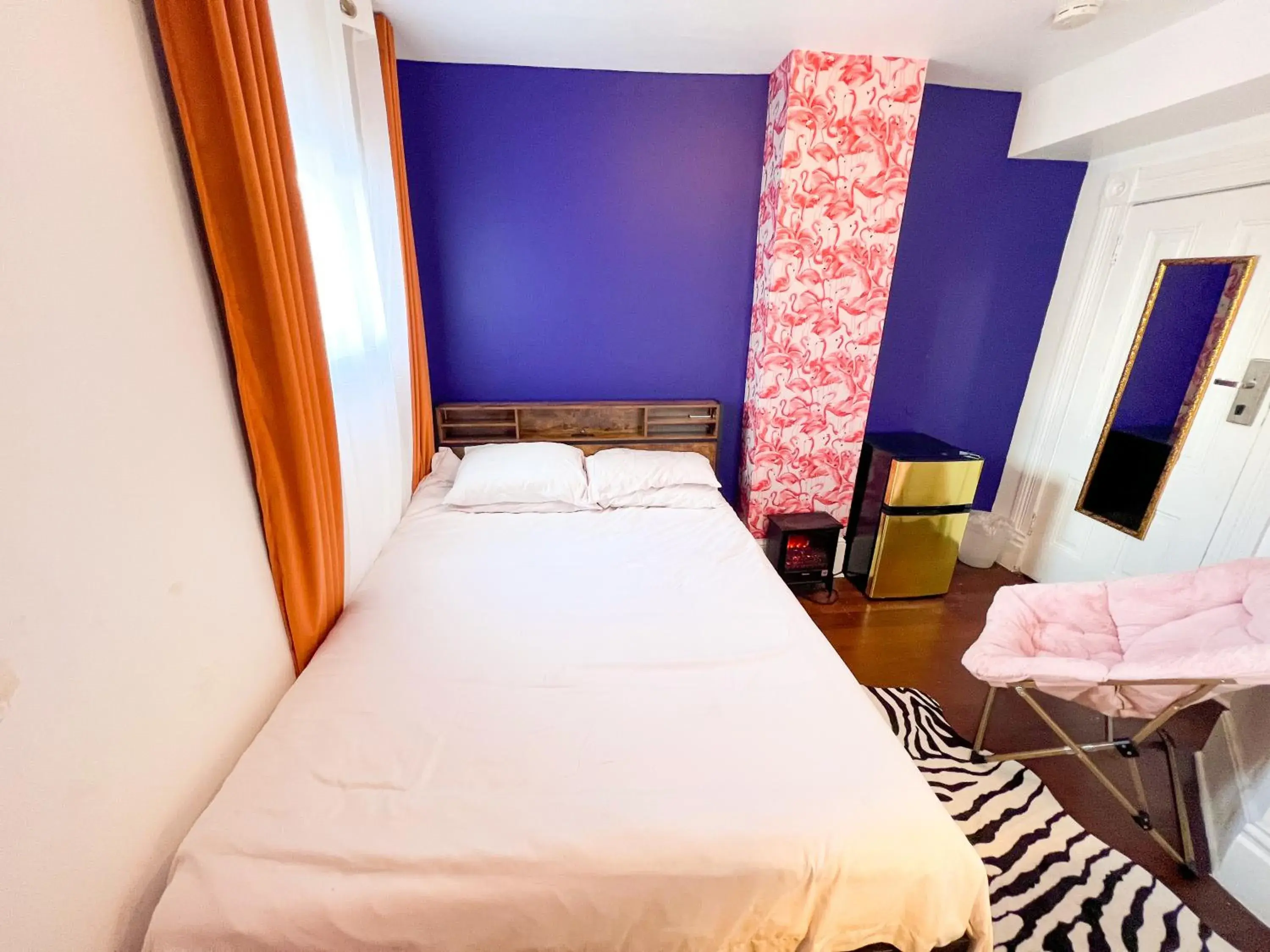 Queen Room in International Travelers House Hostel - Downtown San Diego Little Italy Queen Room in International Travelers House Hostel - Downtown San Diego Little Italy