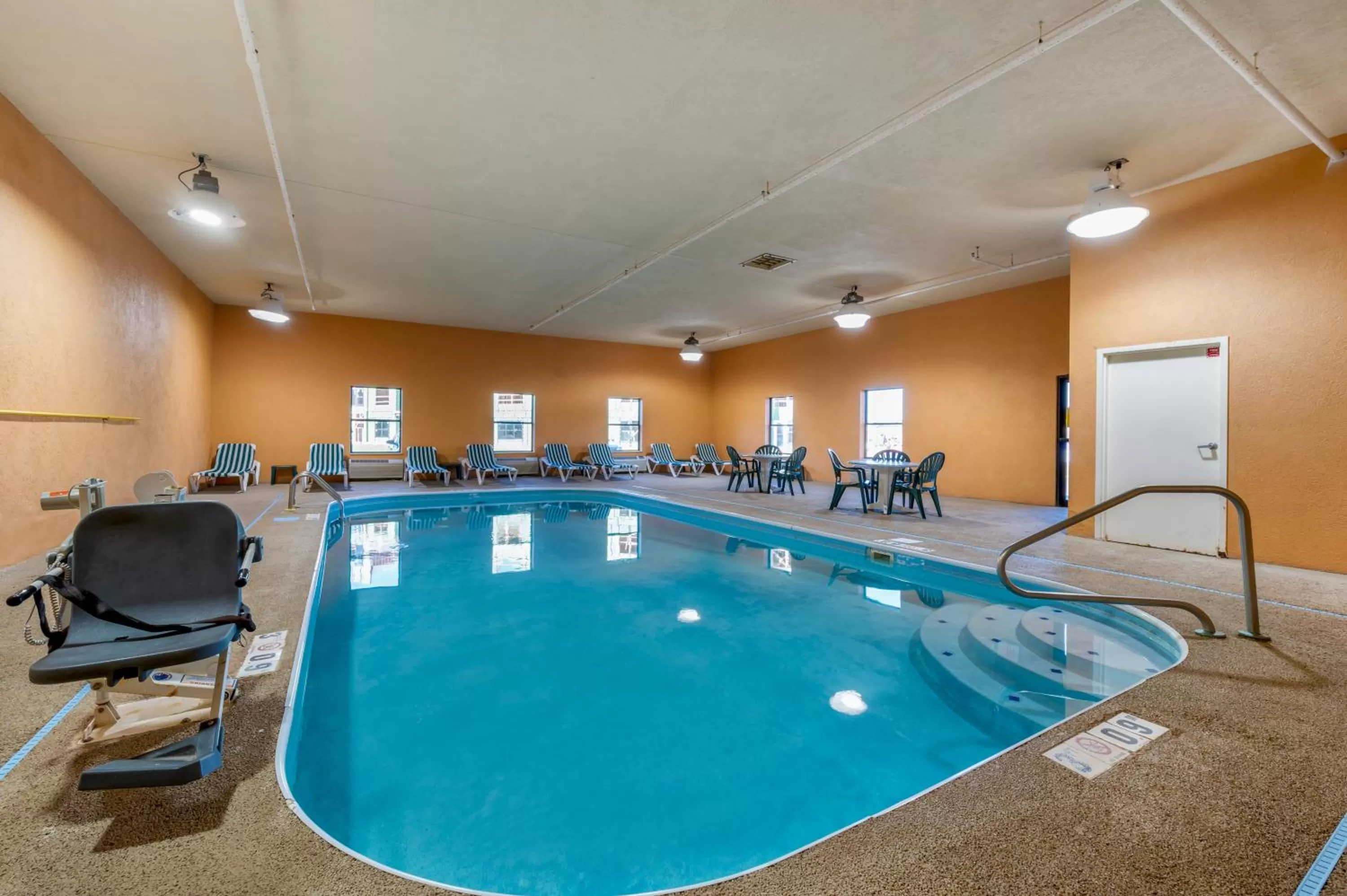 Swimming pool in Comfort Inn & Suites Cincinnati Eastgate